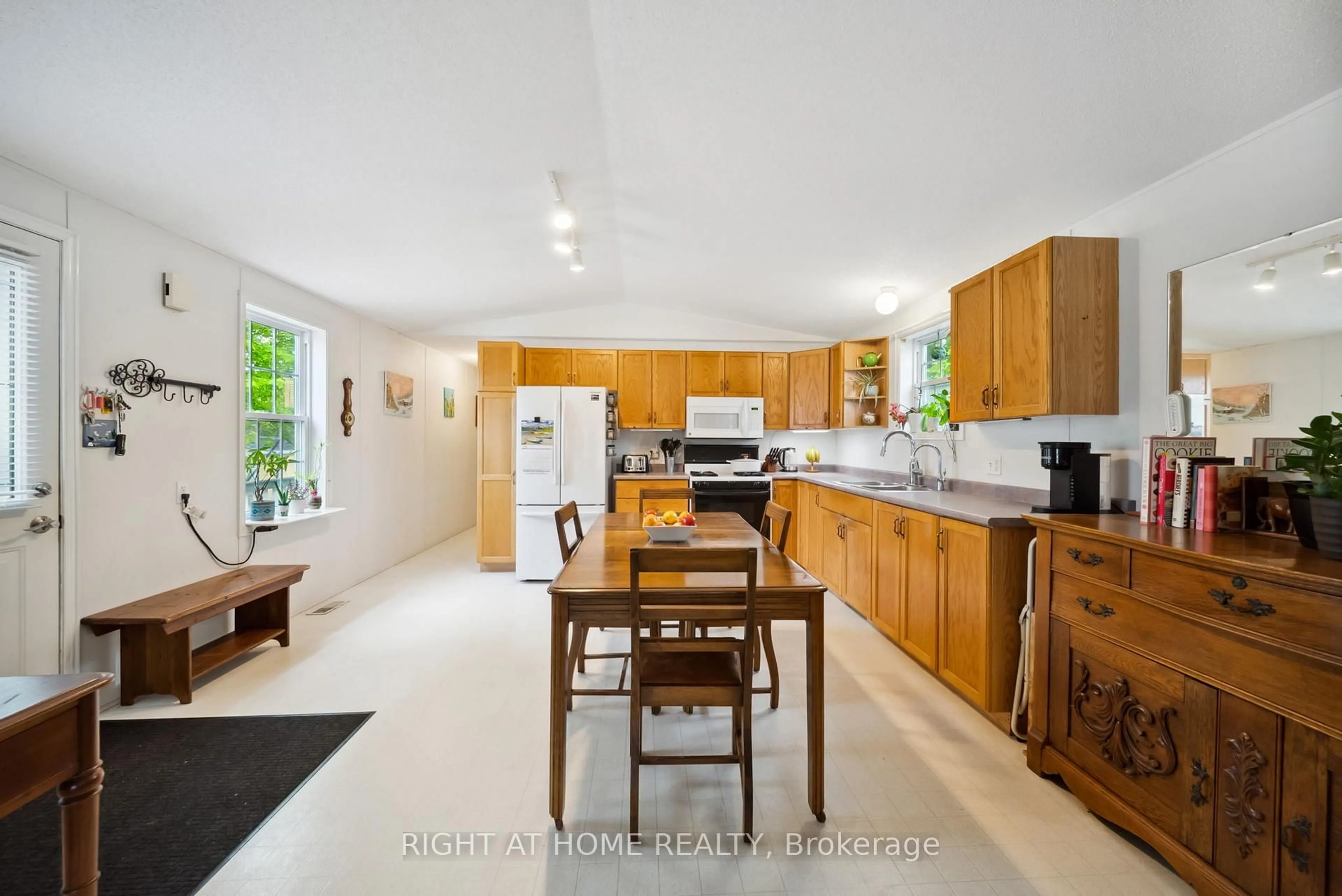 Open concept kitchen, ceramic/tile floor for 4117 Ash Cres, Severn Ontario L3V 6H4