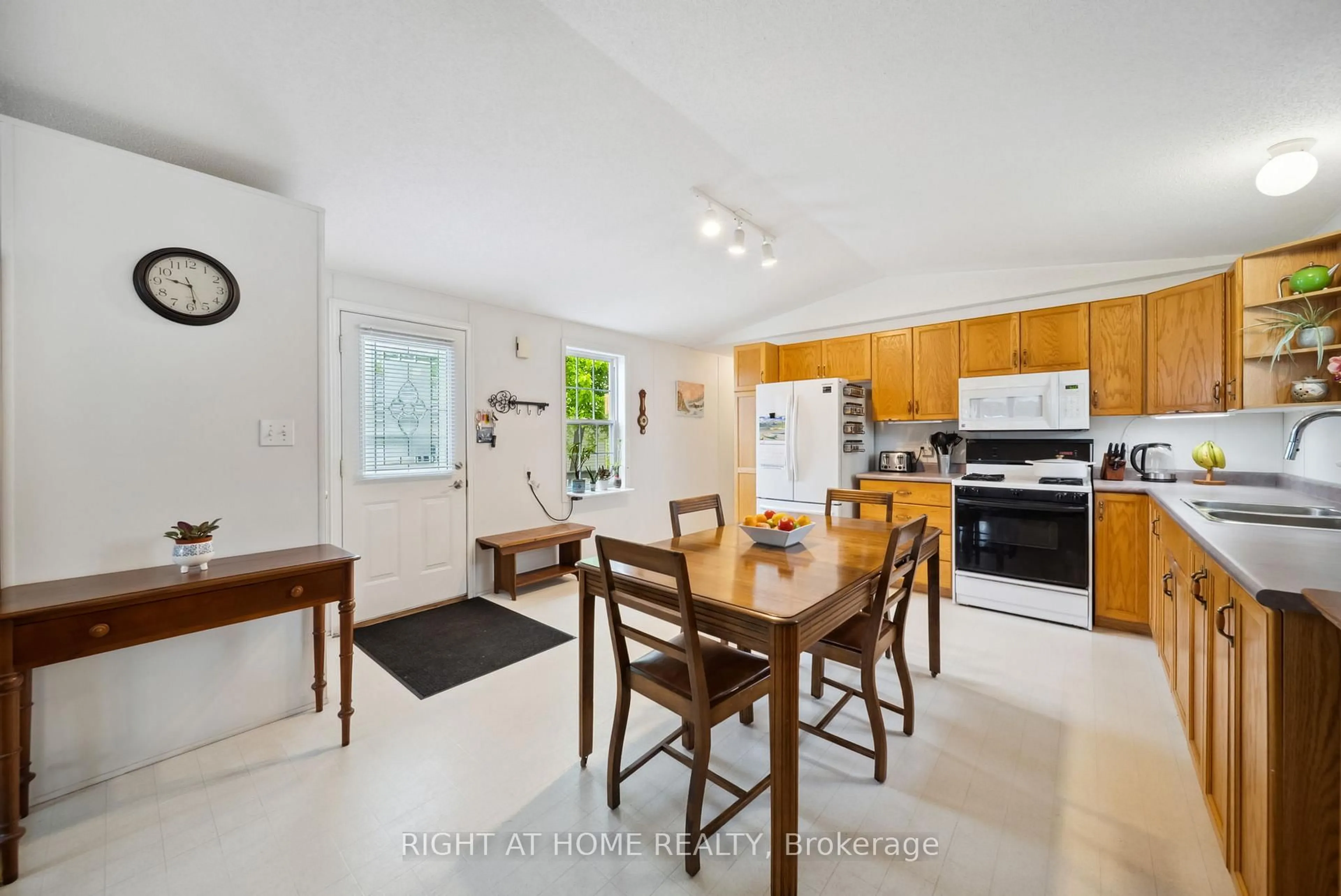 Open concept kitchen, ceramic/tile floor for 4117 Ash Cres, Severn Ontario L3V 6H4