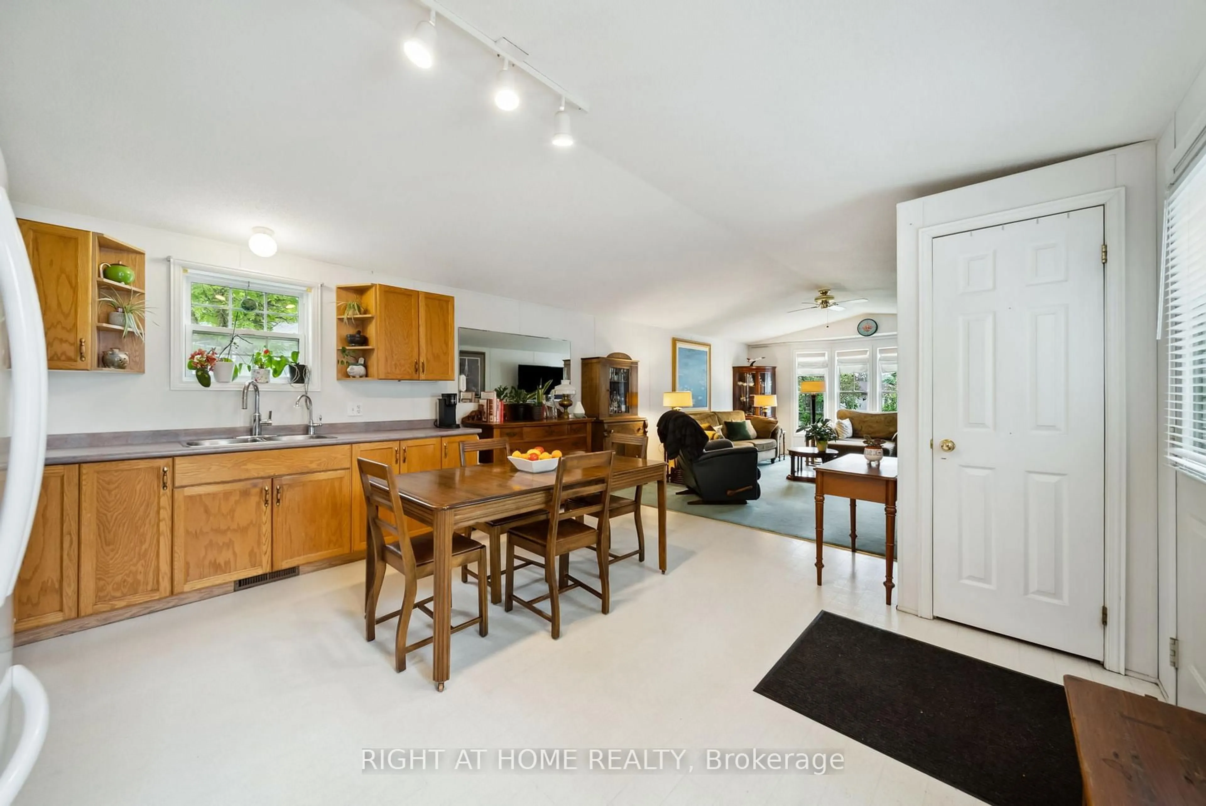Open concept kitchen, ceramic/tile floor for 4117 Ash Cres, Severn Ontario L3V 6H4