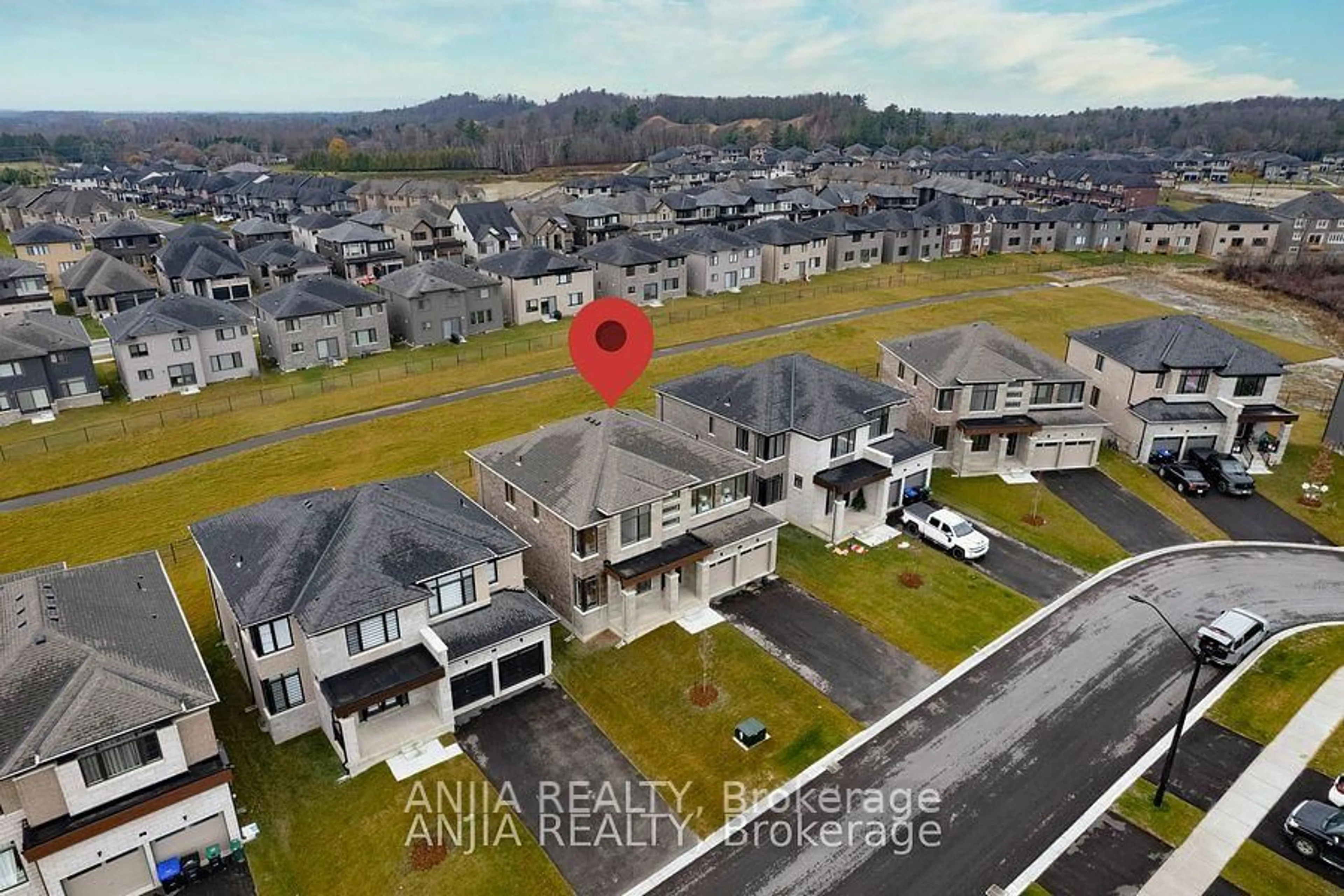 A pic from outside/outdoor area/front of a property/back of a property/a pic from drone, mountain view for 5 Del Ray Cres, Wasaga Beach Ontario L9Z 0N7