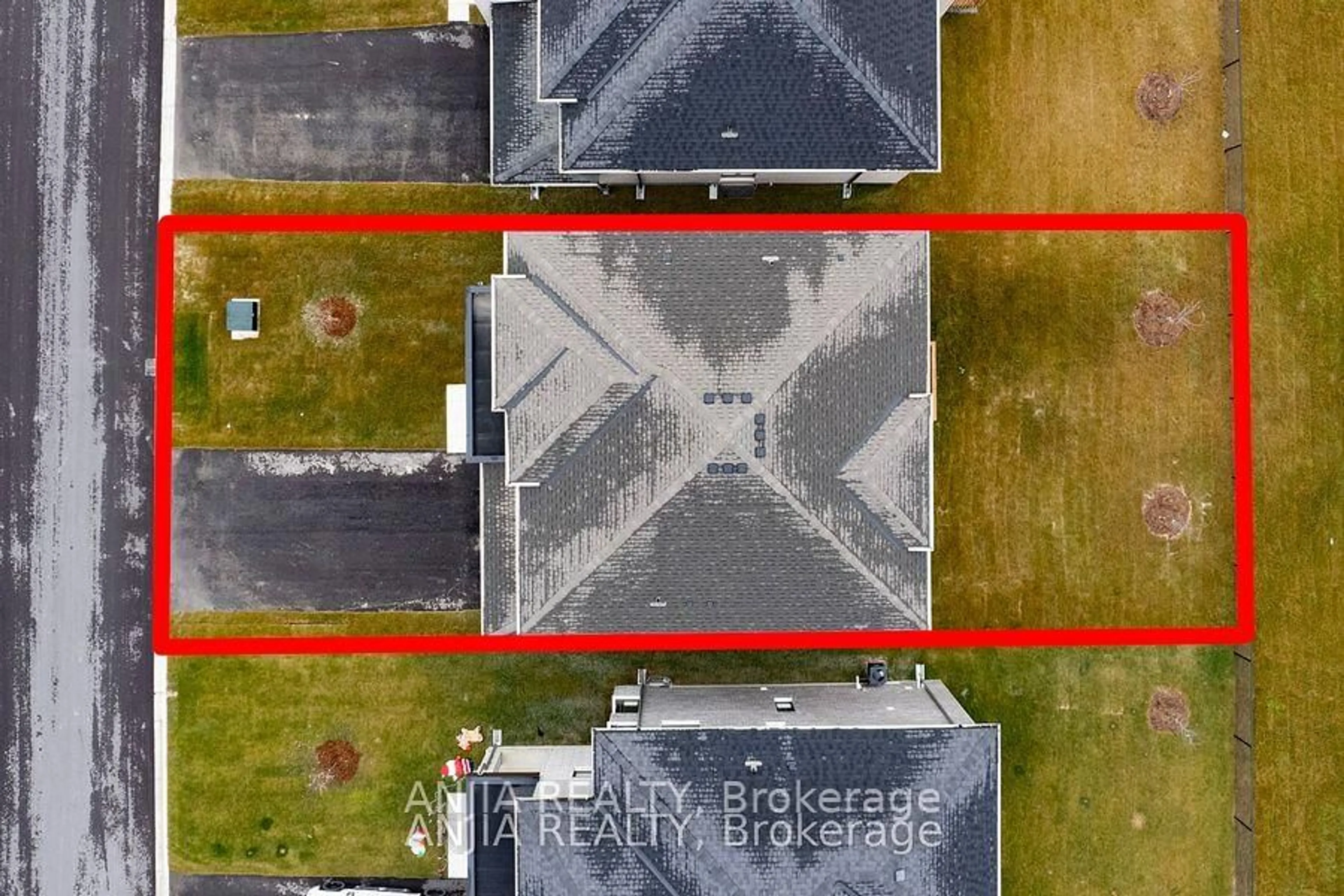 A pic from outside/outdoor area/front of a property/back of a property/a pic from drone, street for 5 Del Ray Cres, Wasaga Beach Ontario L9Z 0N7