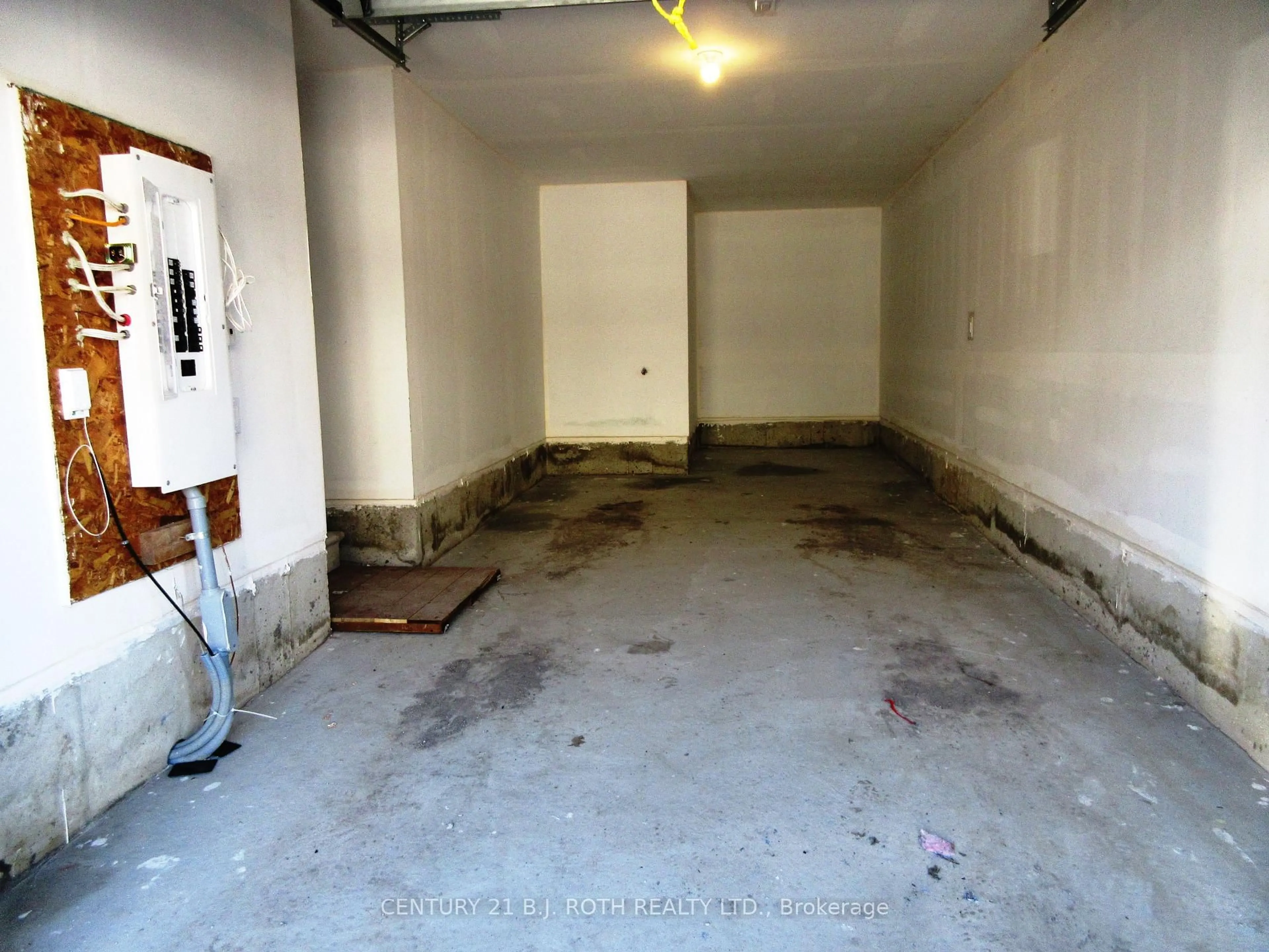 Indoor garage for 44 Red Maple Lane, Barrie Ontario L9J 0N7