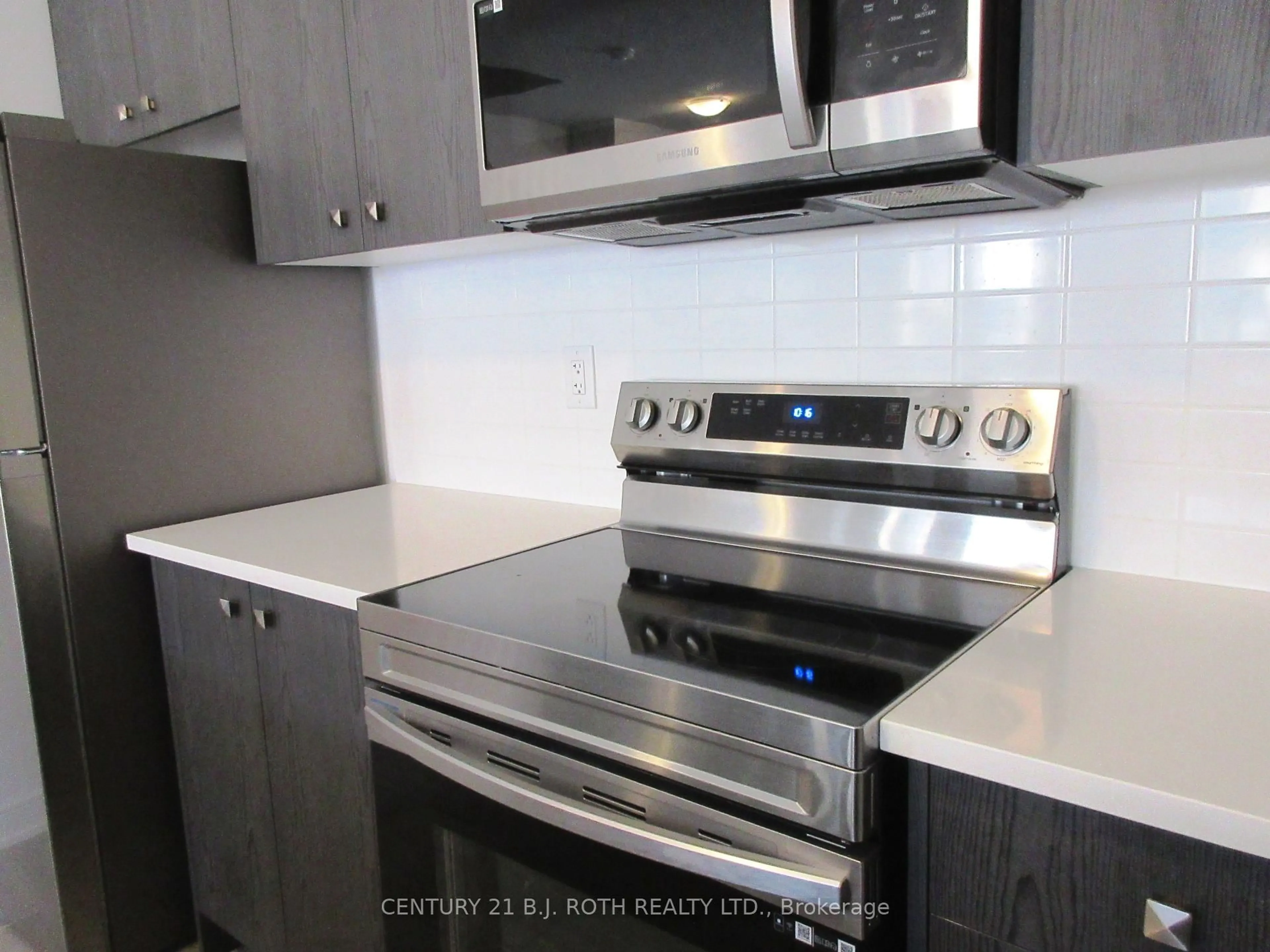 Standard kitchen, unknown for 44 Red Maple Lane, Barrie Ontario L9J 0N7