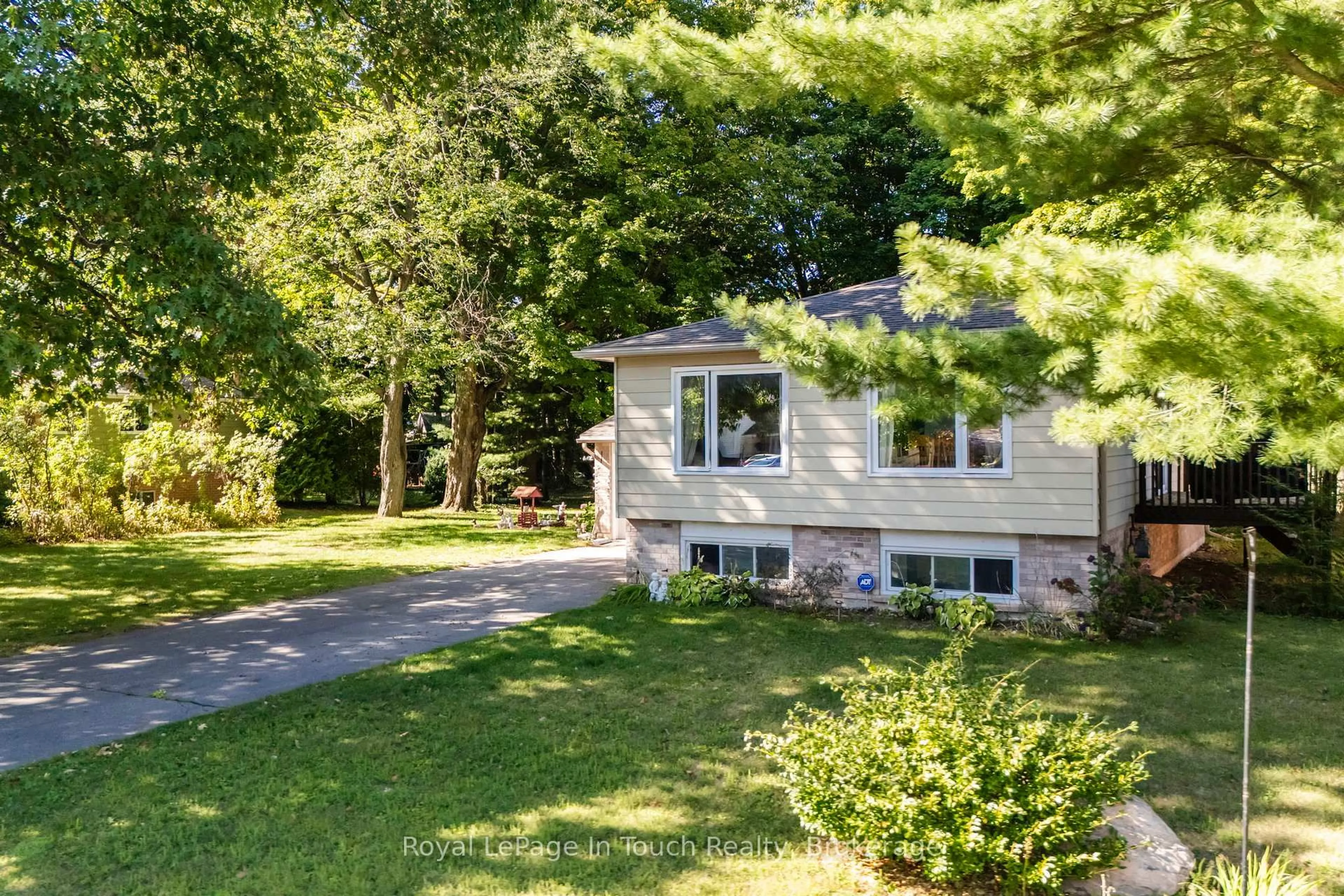 A pic from outside/outdoor area/front of a property/back of a property/a pic from drone, street for 35 Dorcas Ave, Tiny Ontario L0L 2T0