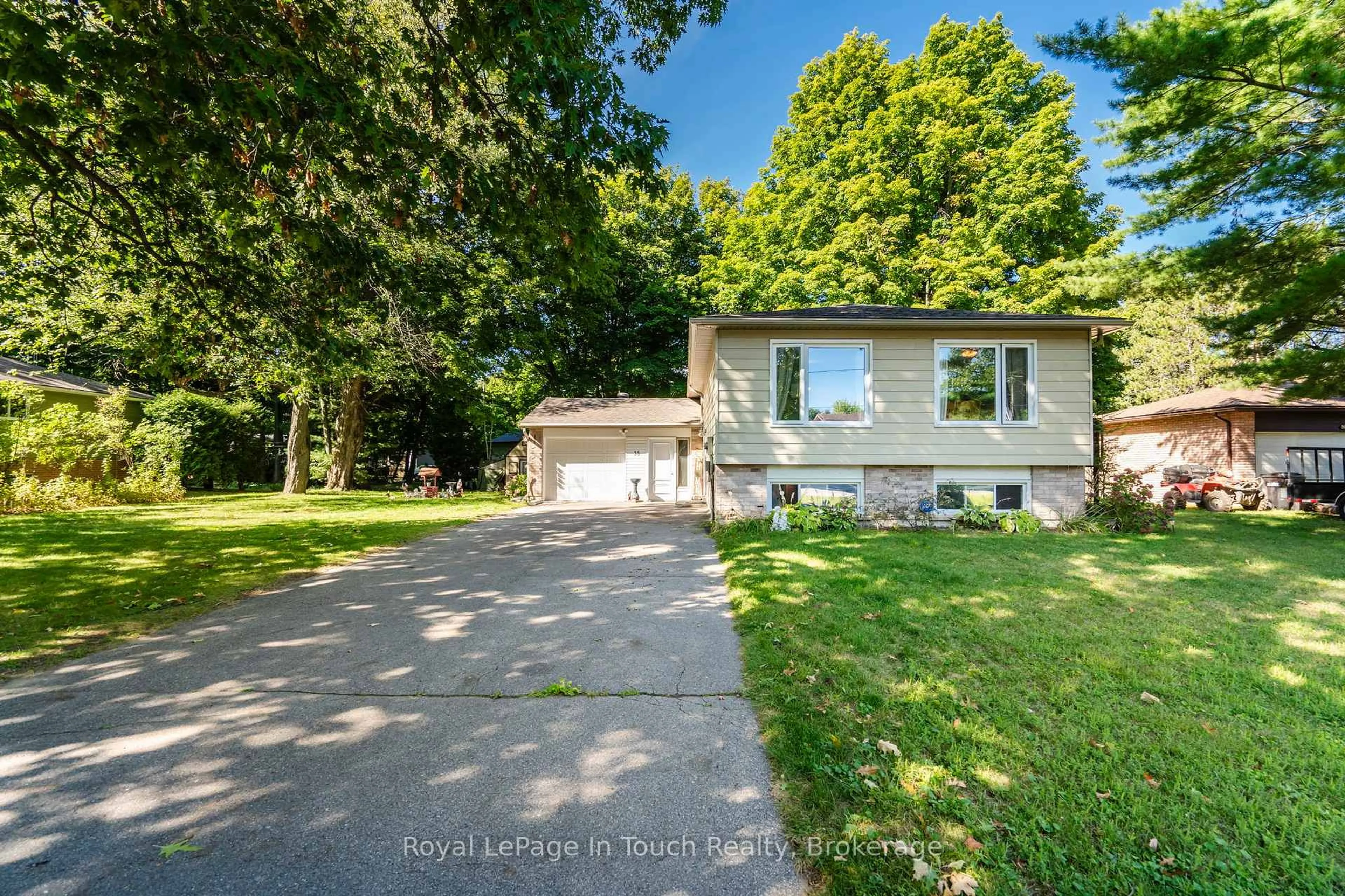 A pic from outside/outdoor area/front of a property/back of a property/a pic from drone, street for 35 Dorcas Ave, Tiny Ontario L0L 2T0