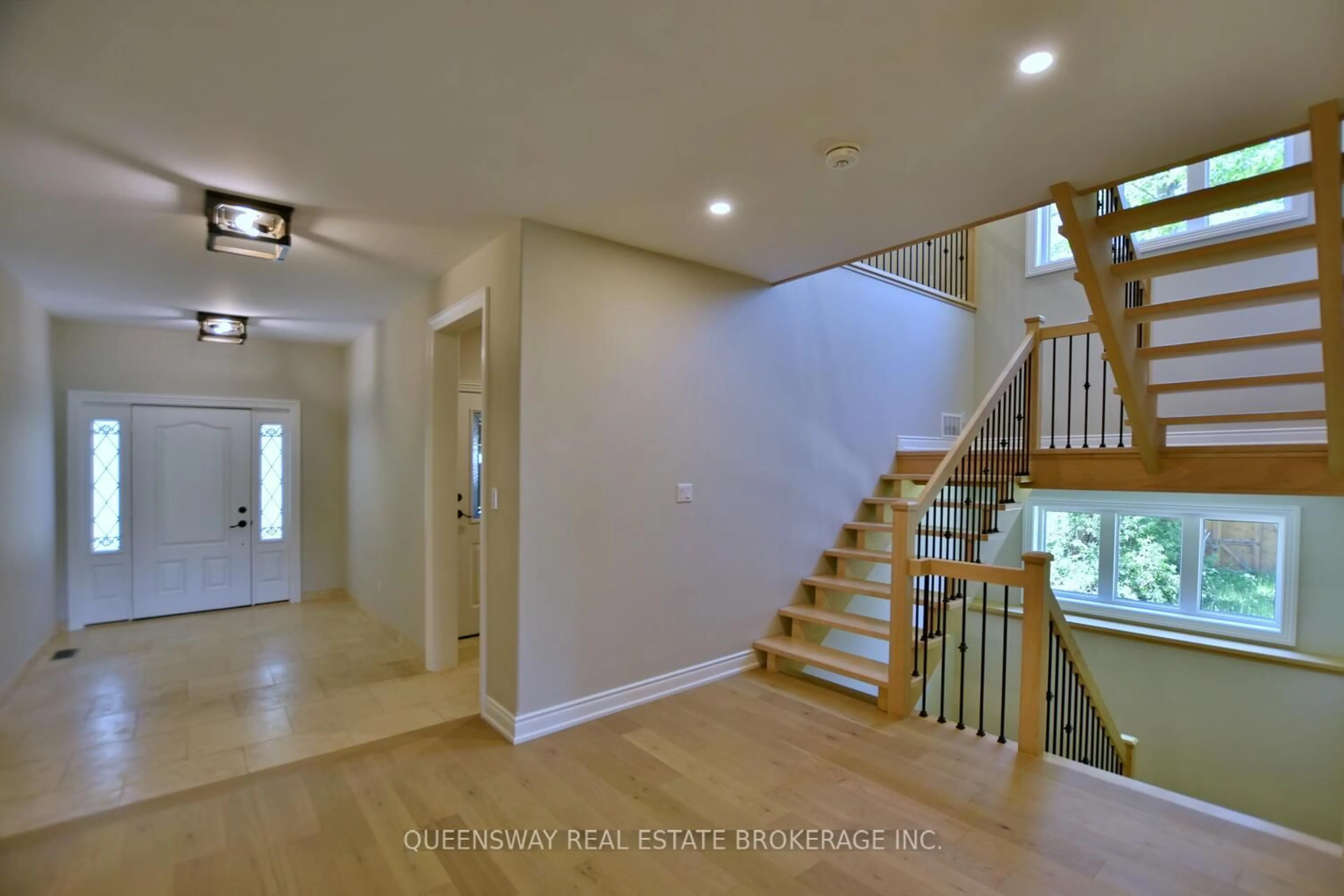 Indoor entryway for 1852 River Rd, Wasaga Beach Ontario L9Z 1K9