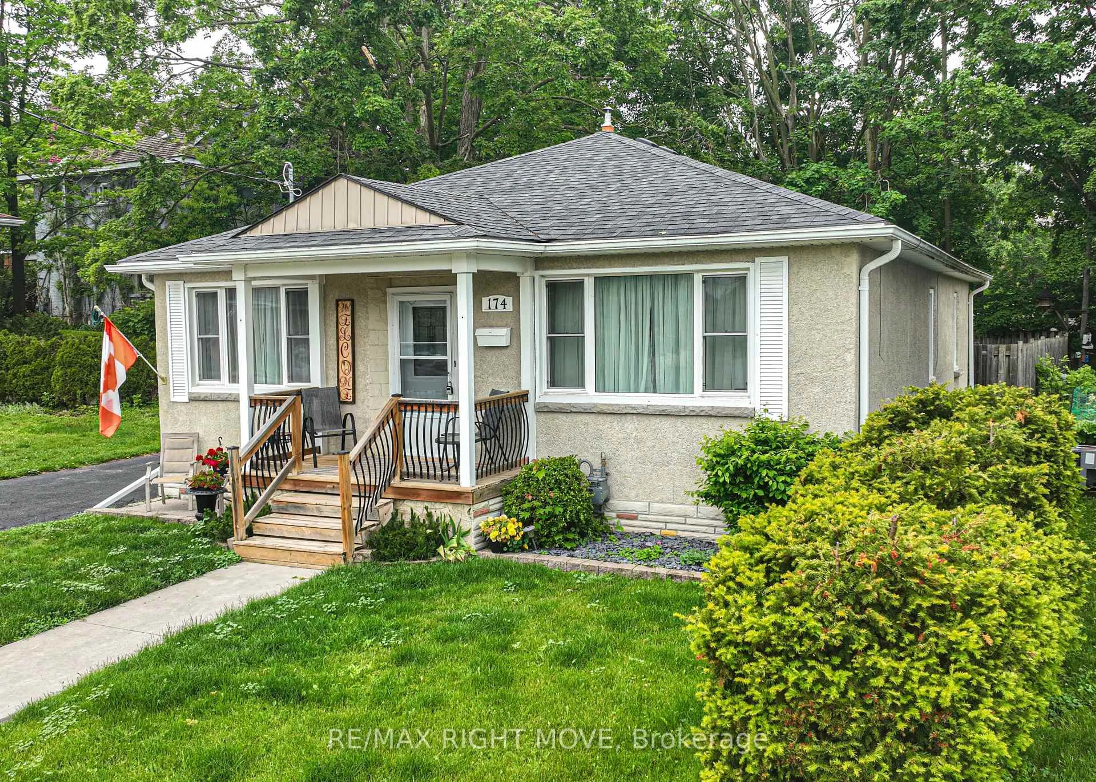 Home with vinyl exterior material, street for 174 Cedar St, Orillia Ontario L3V 2E1