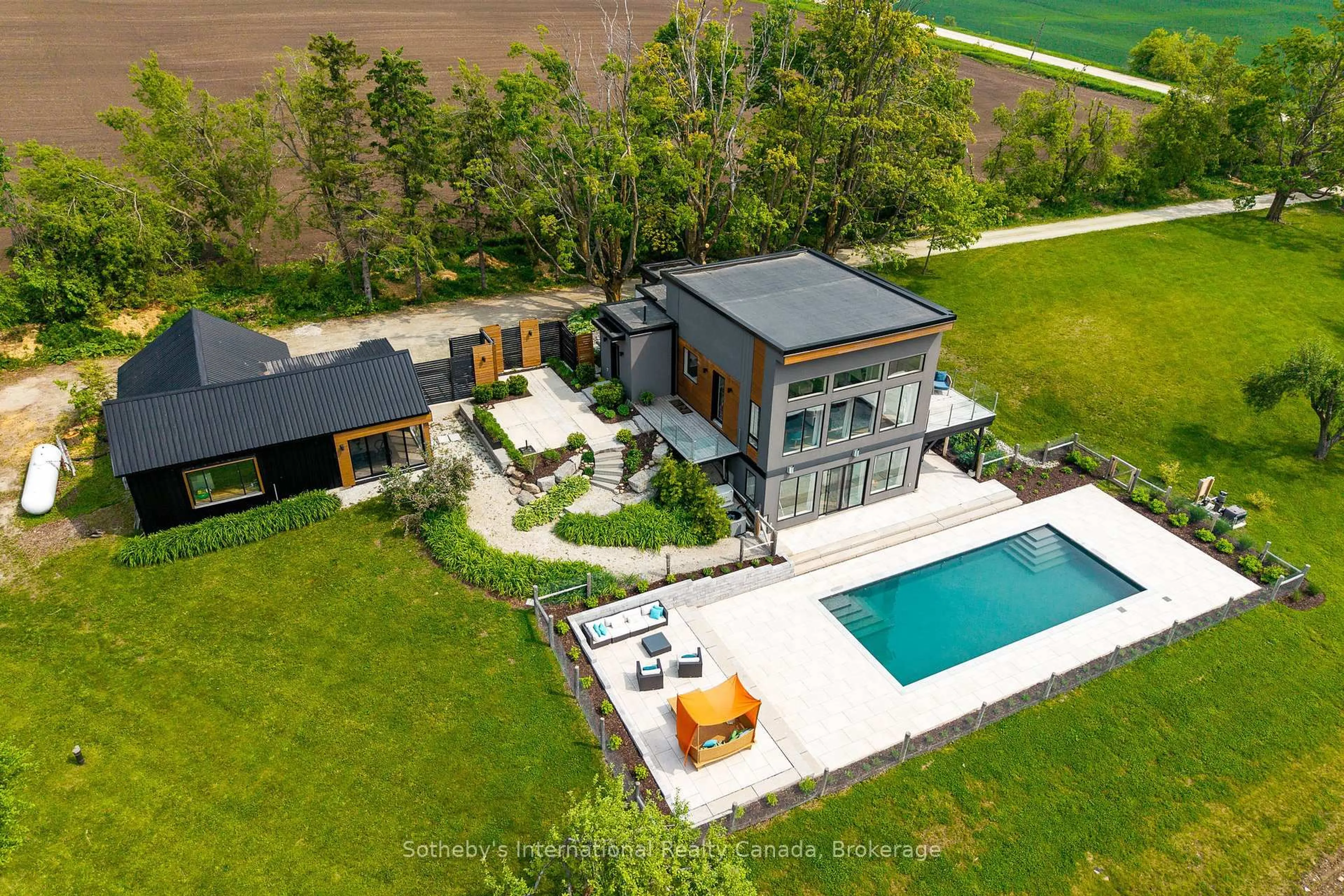 A pic from outside/outdoor area/front of a property/back of a property/a pic from drone, unknown for 2566 5 Concession, Clearview Ontario L0M 1G0