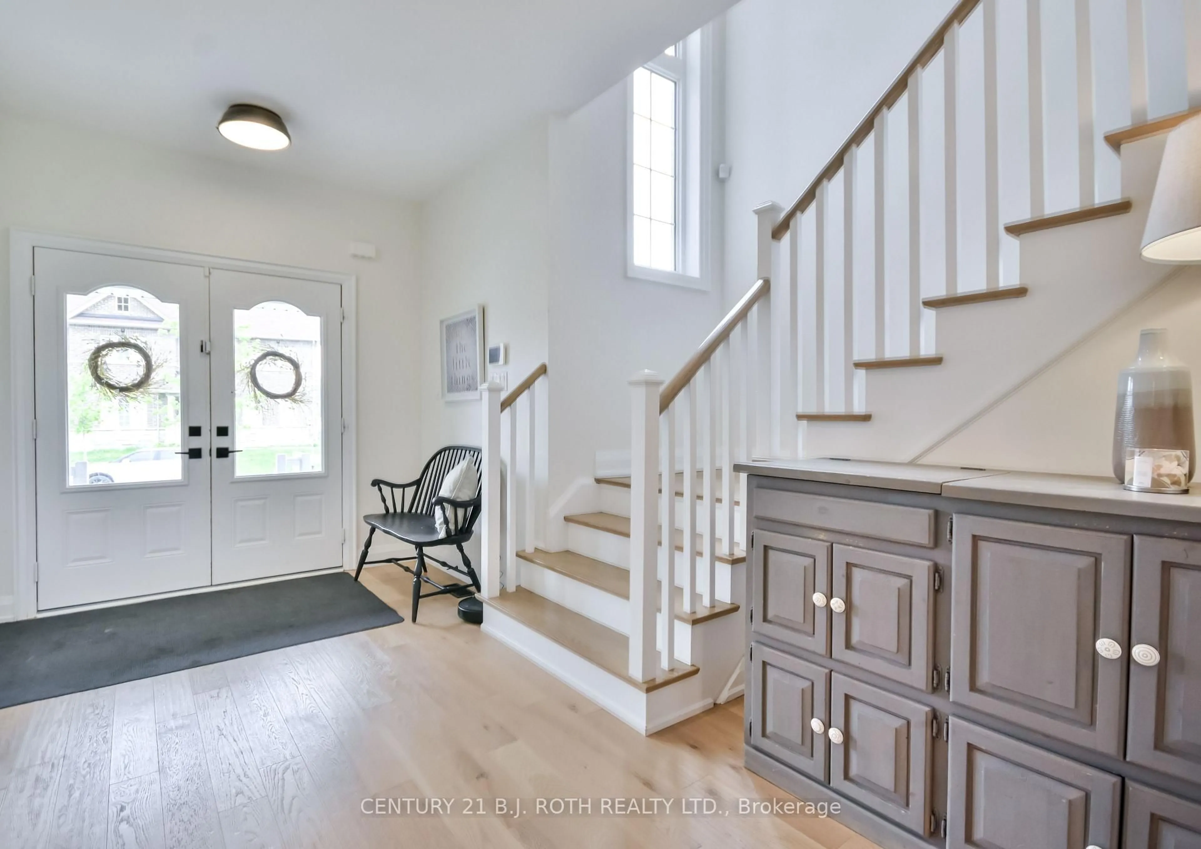 Indoor entryway for 61 Muirfield Dr, Barrie Ontario L4N 6J9
