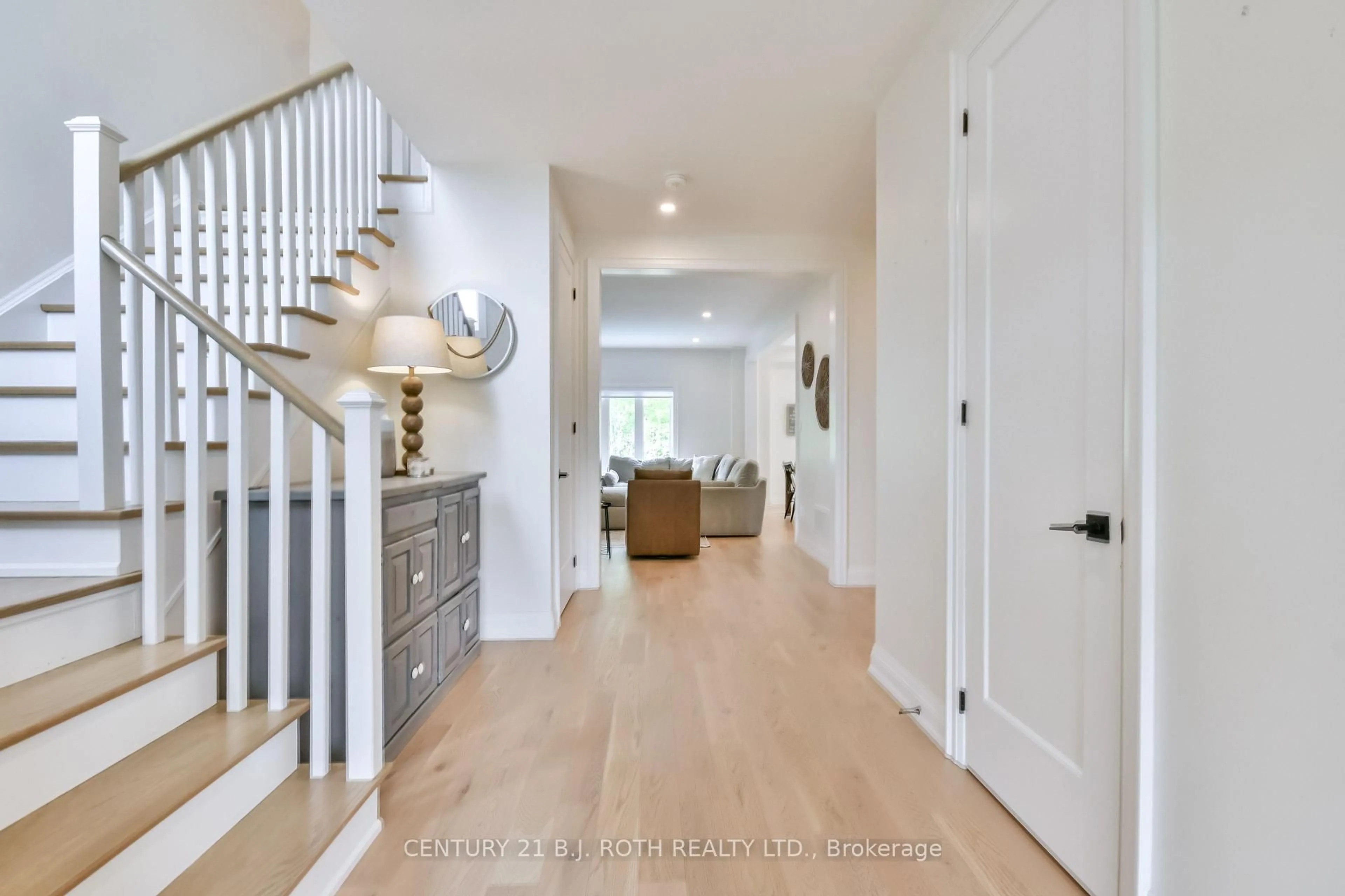 Indoor entryway for 61 Muirfield Dr, Barrie Ontario L4N 6J9