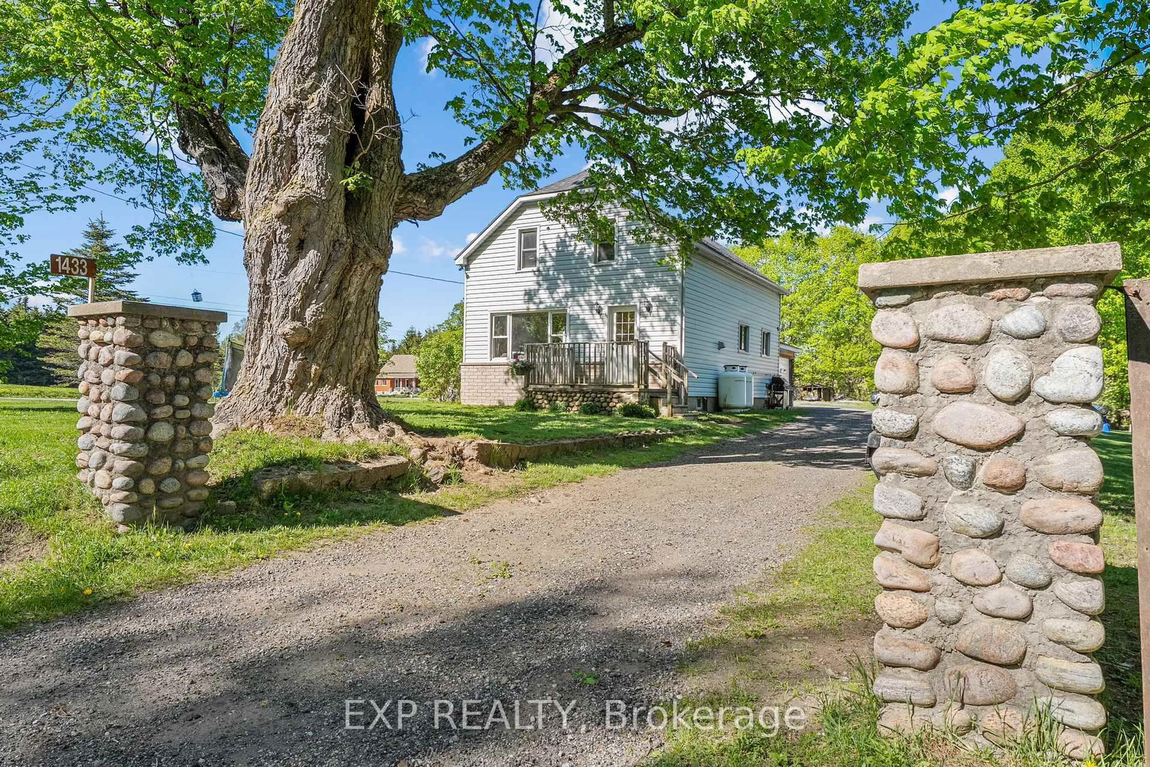 A pic from outside/outdoor area/front of a property/back of a property/a pic from drone, street for 1433 Methodist Point Rd, Tiny Ontario L9M 0S6