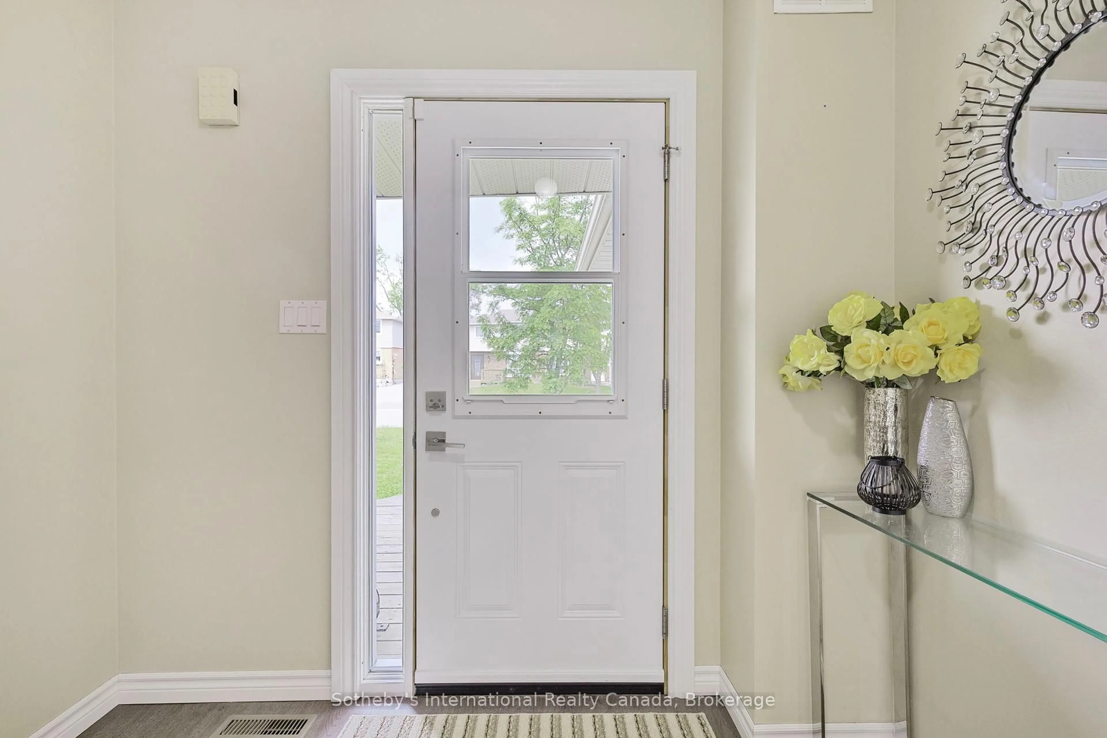 Indoor entryway for 26 Christie Cres, Barrie Ontario L4N 4W8