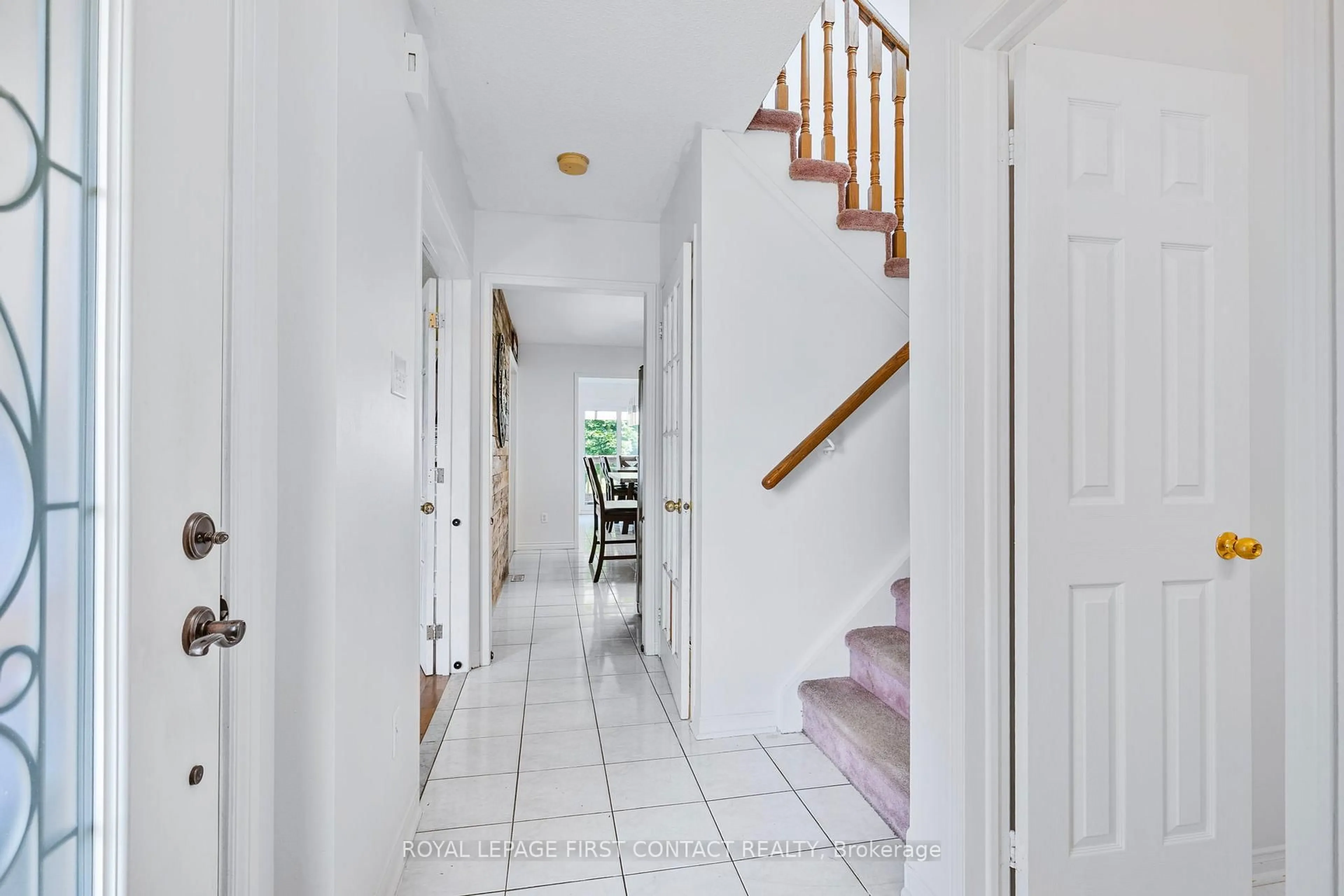 Indoor foyer for 22 Bishop Dr, Barrie Ontario L4N 6Y6