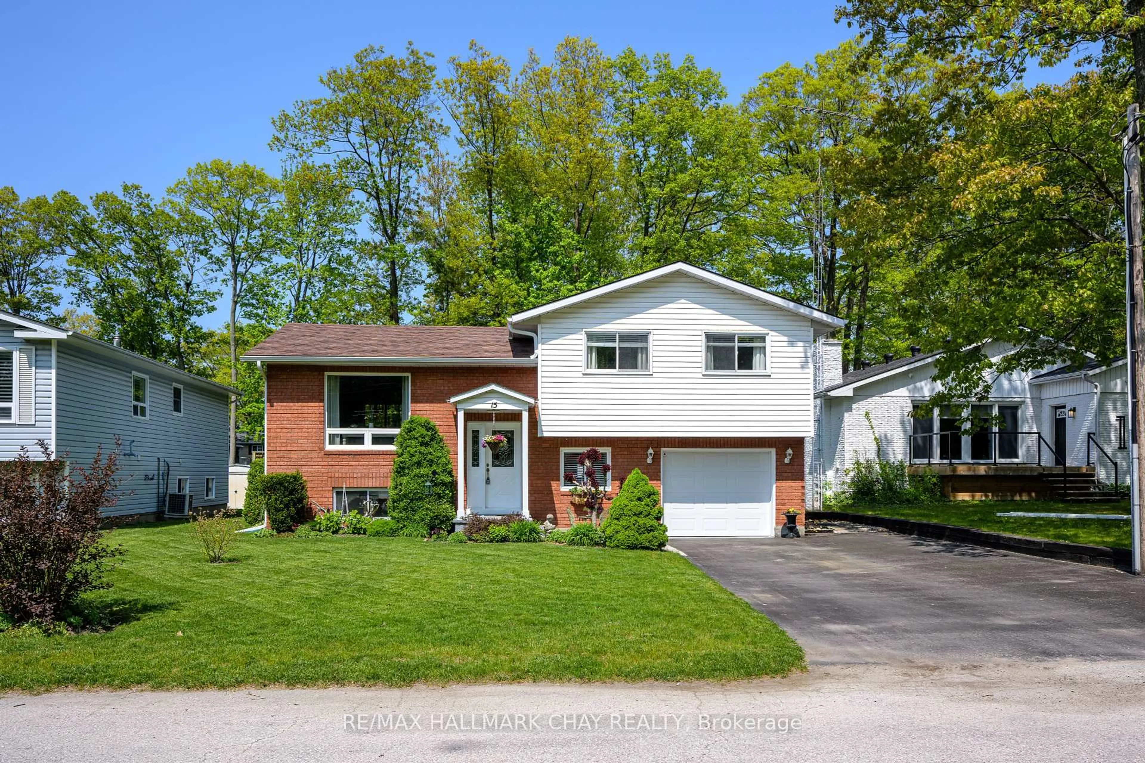 Home with vinyl exterior material, street for 15 Oaktree Crt, Wasaga Beach Ontario L9Z 2S3