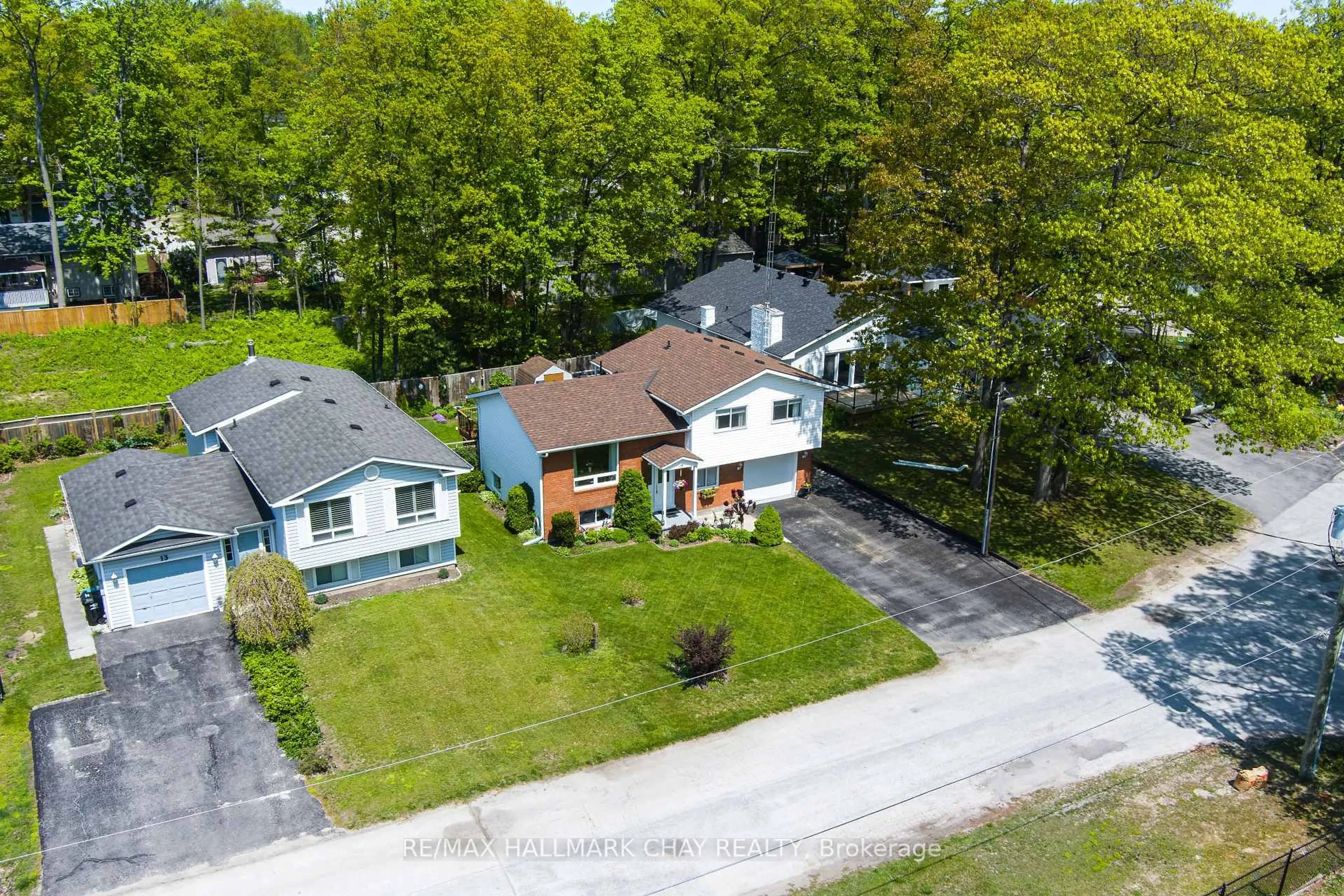 A pic from outside/outdoor area/front of a property/back of a property/a pic from drone, street for 15 Oaktree Crt, Wasaga Beach Ontario L9Z 2S3