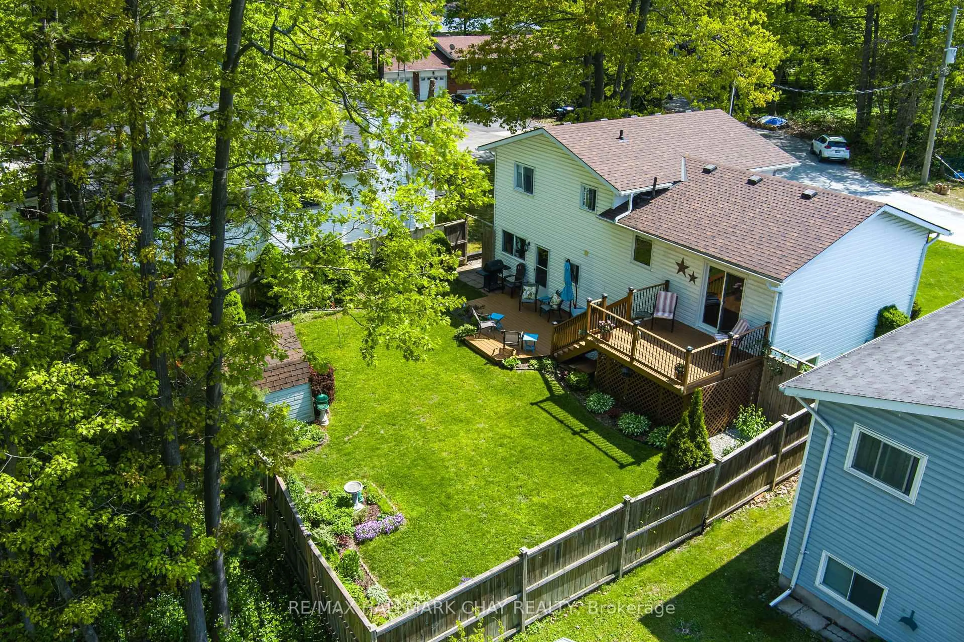 A pic from outside/outdoor area/front of a property/back of a property/a pic from drone, unknown for 15 Oaktree Crt, Wasaga Beach Ontario L9Z 2S3
