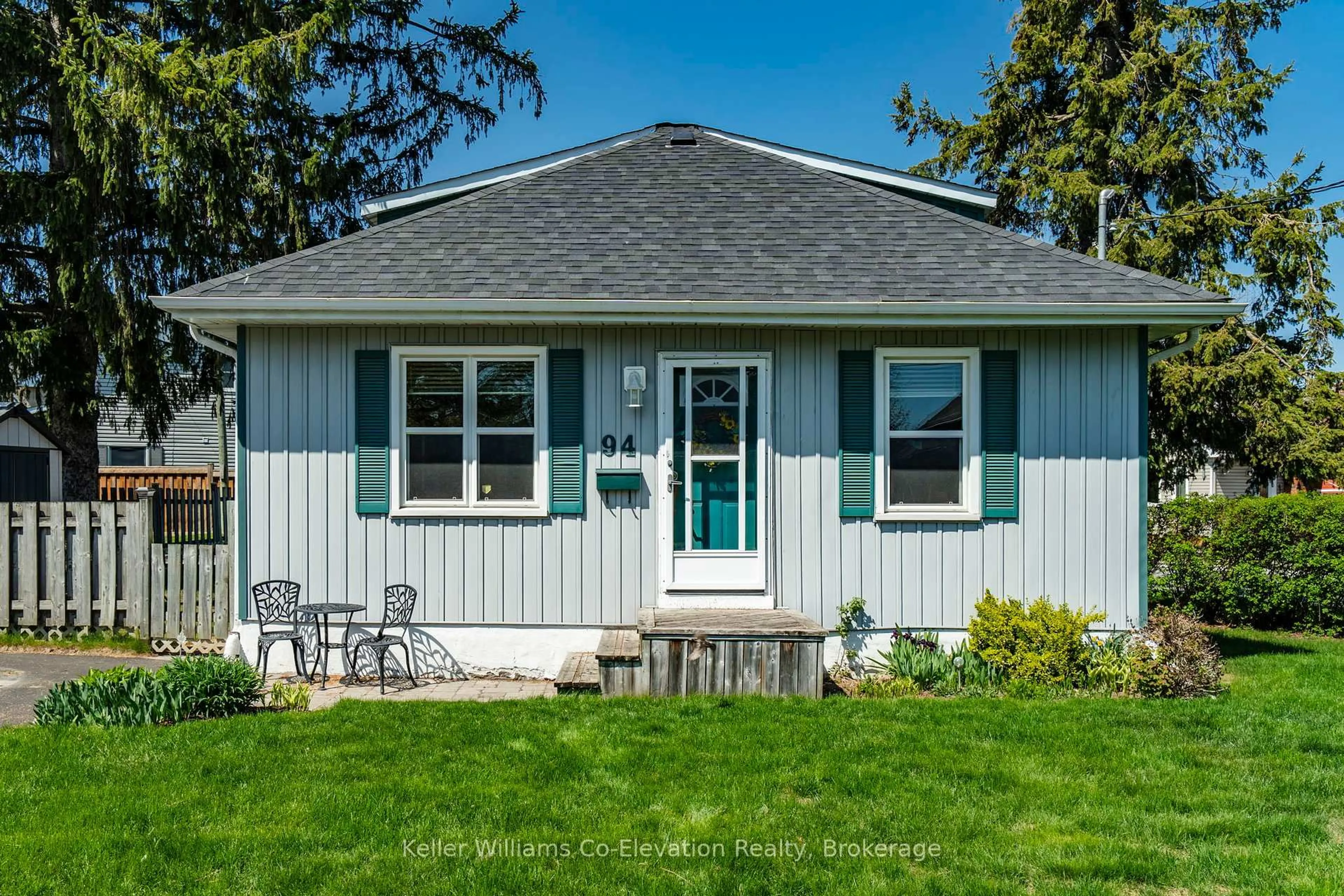 Home with vinyl exterior material, street for 94 Innisfil St, Barrie Ontario L4N 3E4