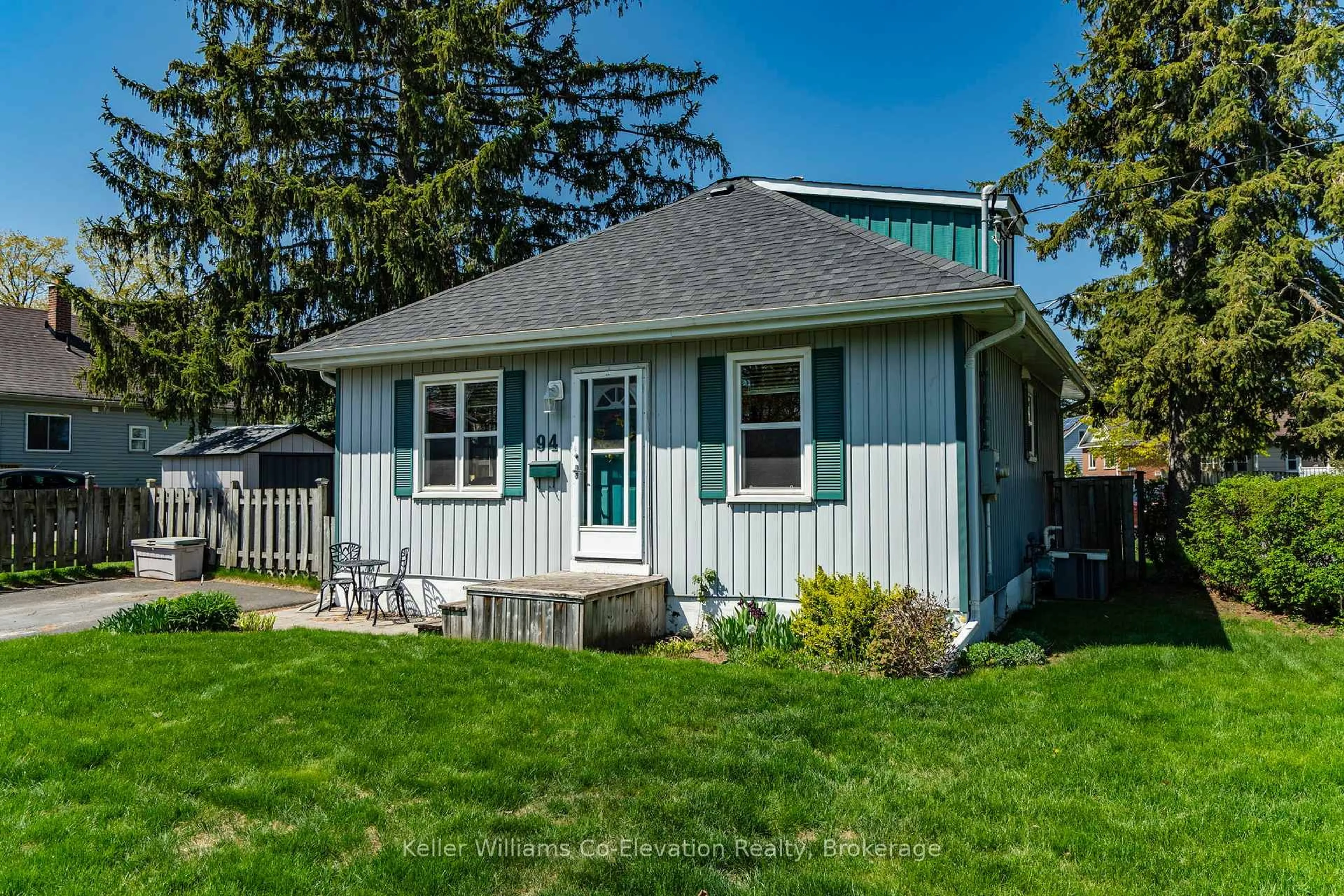 Home with vinyl exterior material, street for 94 Innisfil St, Barrie Ontario L4N 3E4