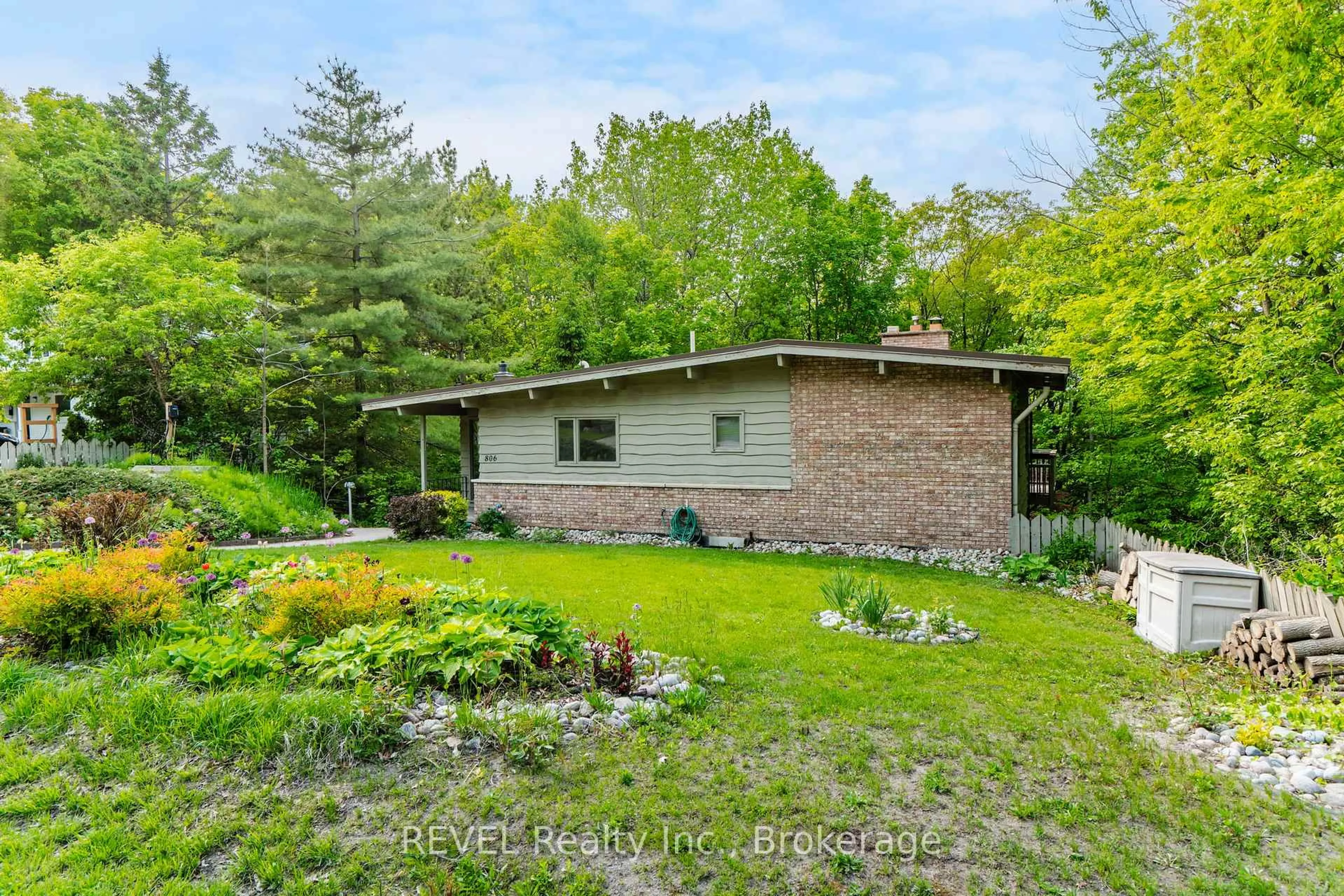 A pic from outside/outdoor area/front of a property/back of a property/a pic from drone, unknown for 806 Victoria St, Midland Ontario L4R 1B6
