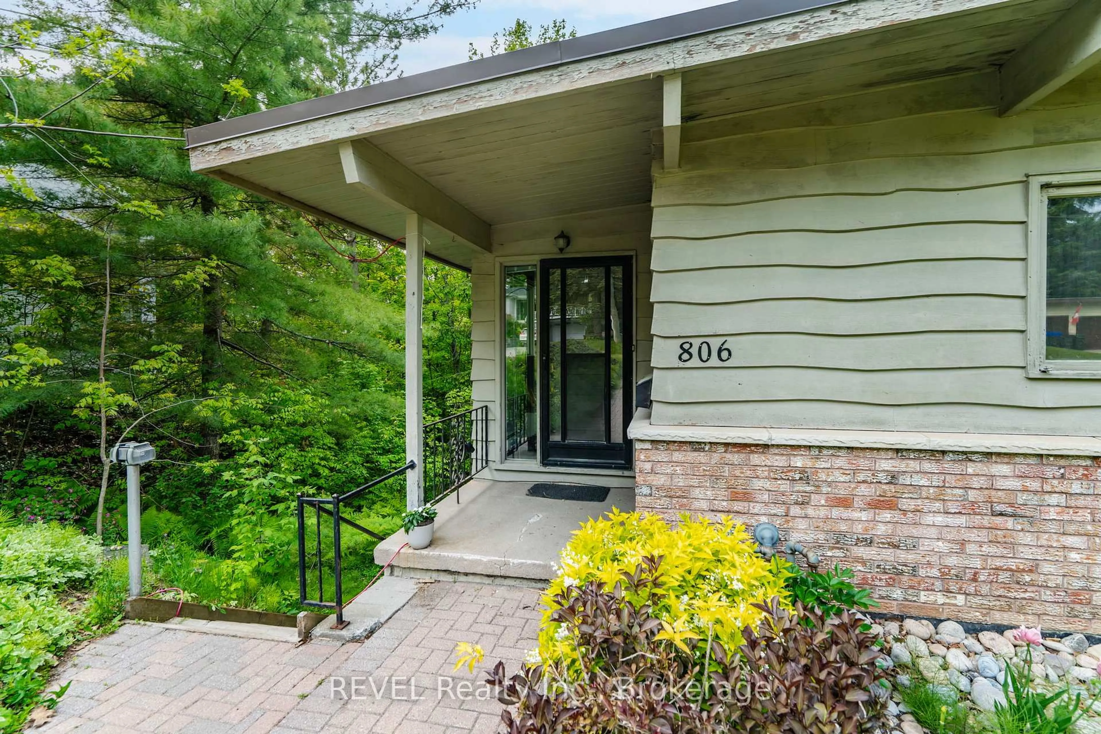 Unknown for 806 Victoria St, Midland Ontario L4R 1B6