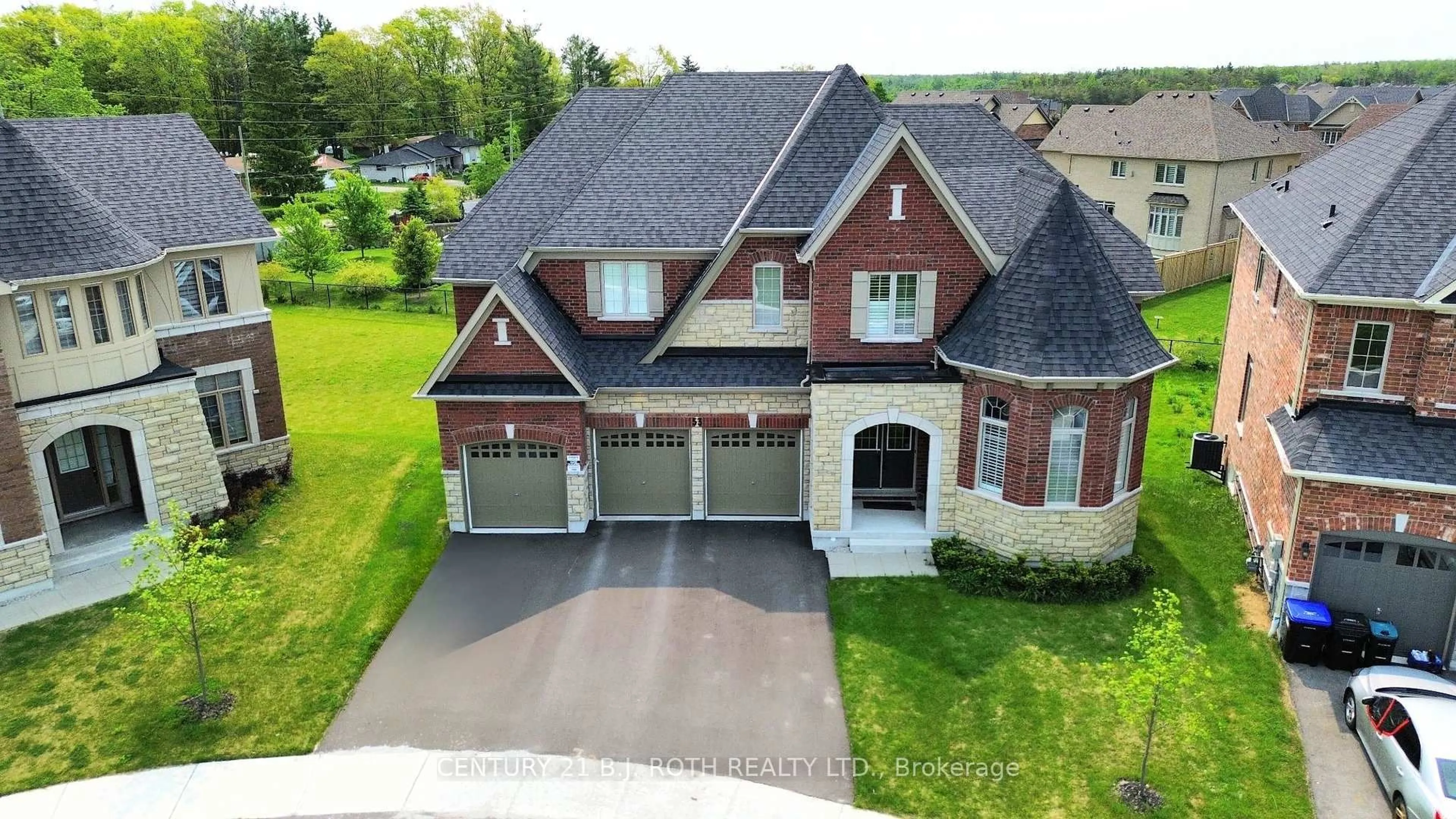 A pic from outside/outdoor area/front of a property/back of a property/a pic from drone, street for 53 SANFORD Circ, Springwater Ontario L9X 2A9