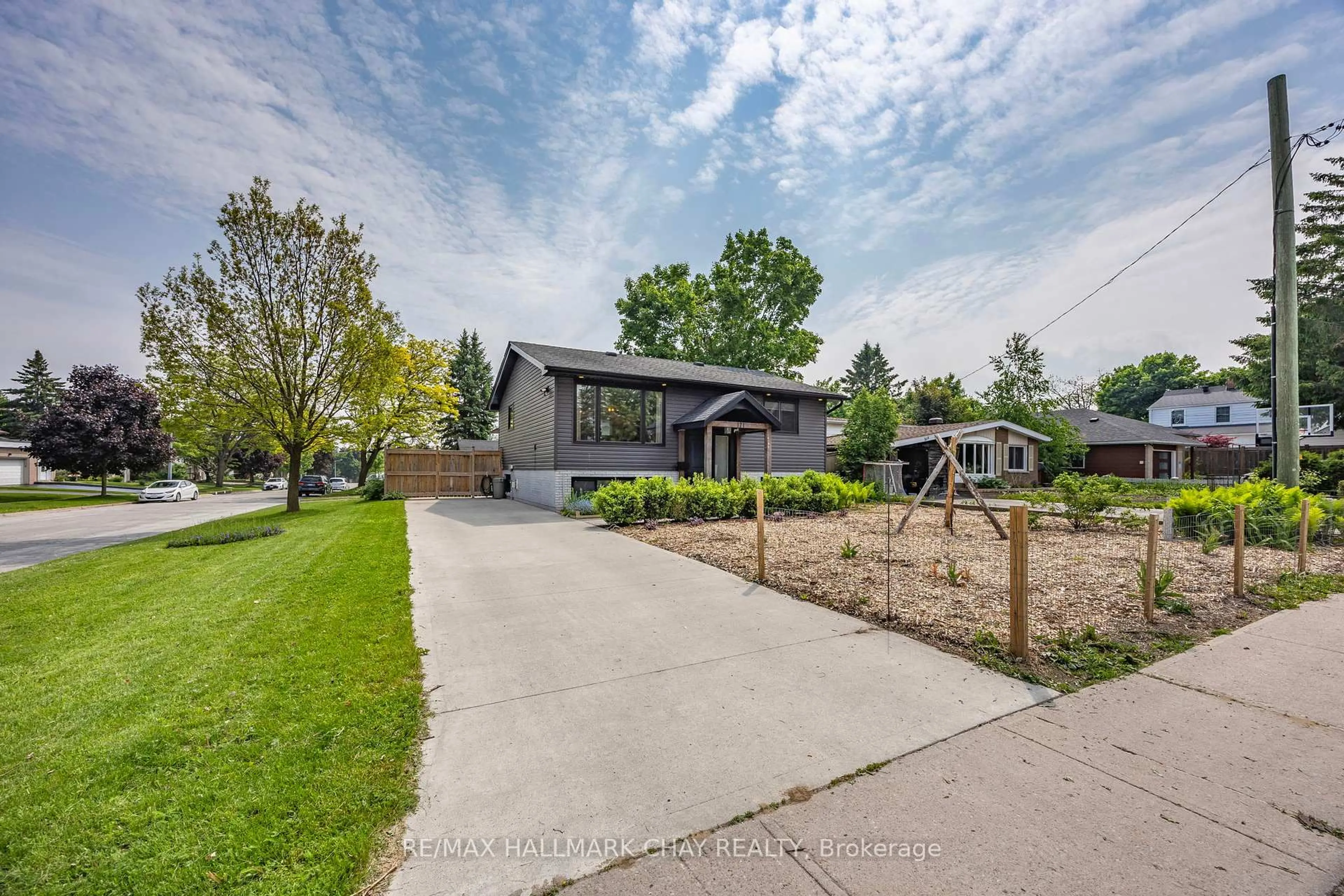 A pic from outside/outdoor area/front of a property/back of a property/a pic from drone, street for 171 Steel St, Barrie Ontario L4M 2G6