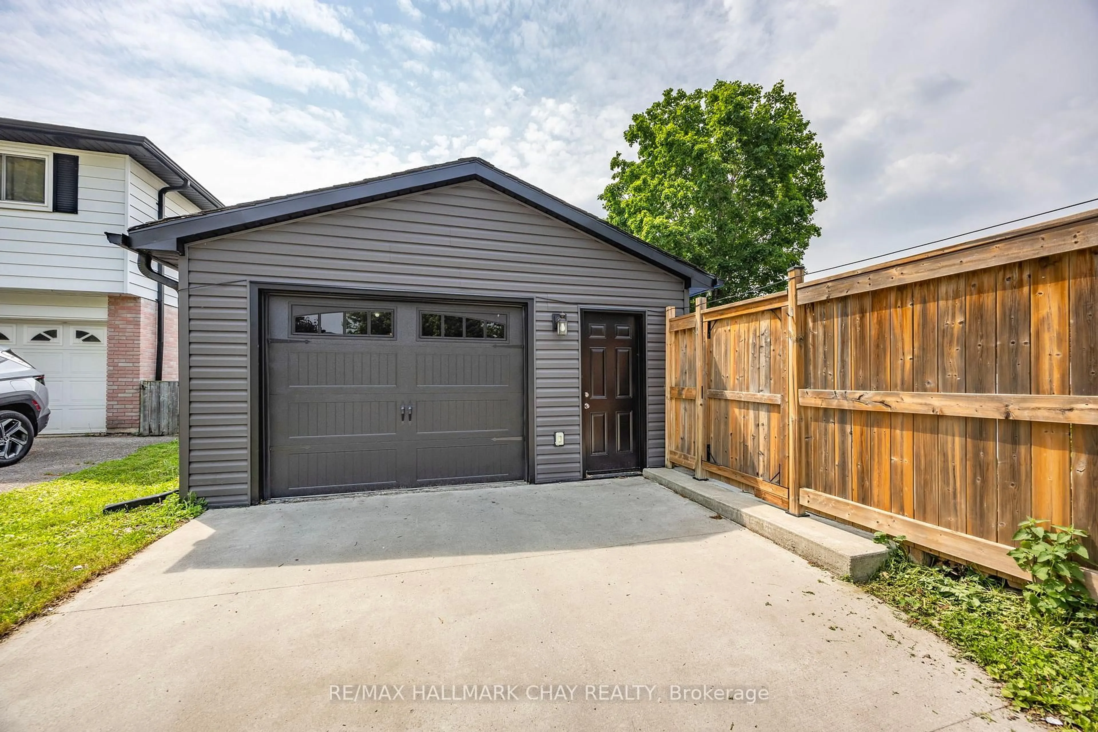 Indoor garage for 171 Steel St, Barrie Ontario L4M 2G6
