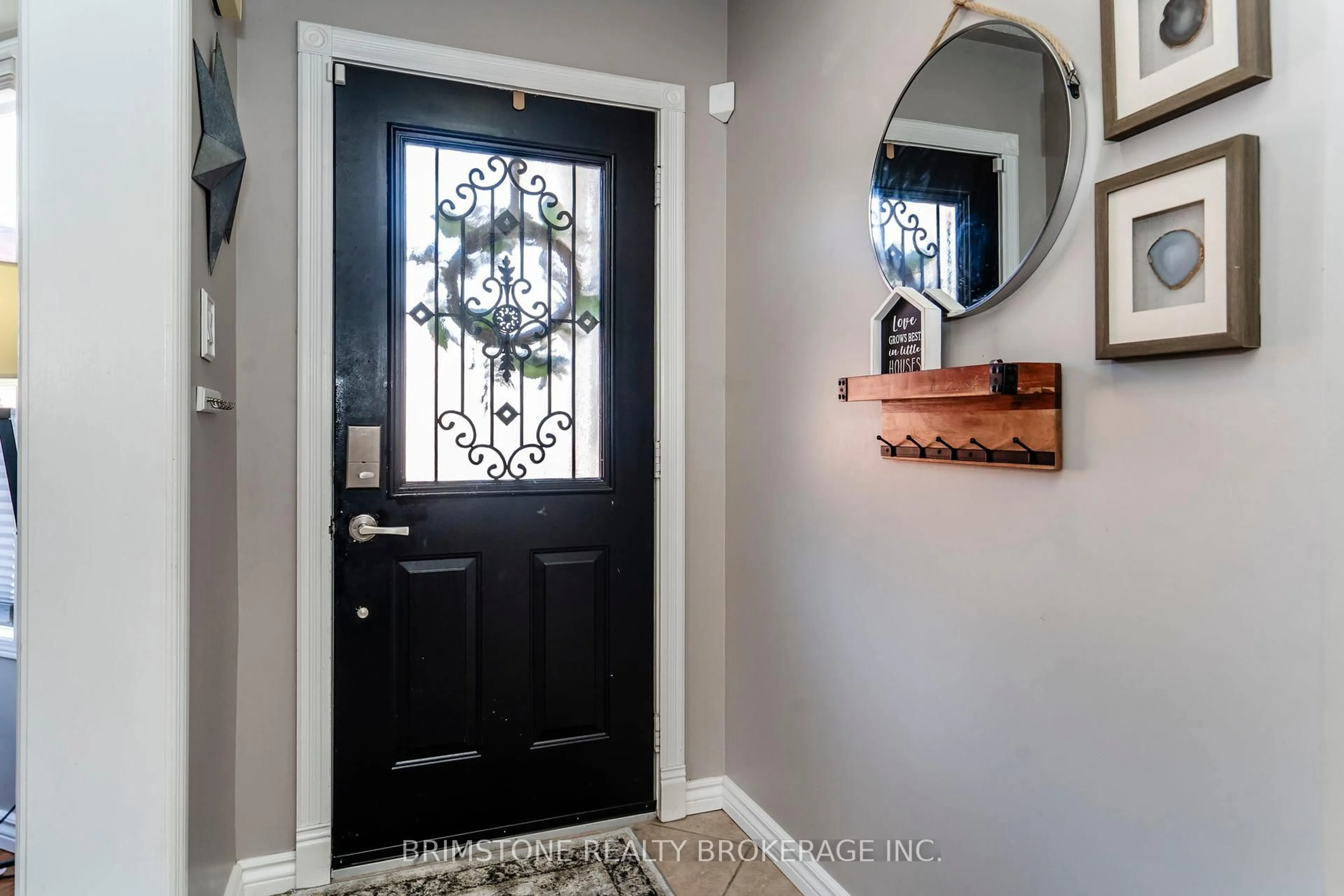 Indoor entryway for 114 Ward Dr, Barrie Ontario L4N 8A5