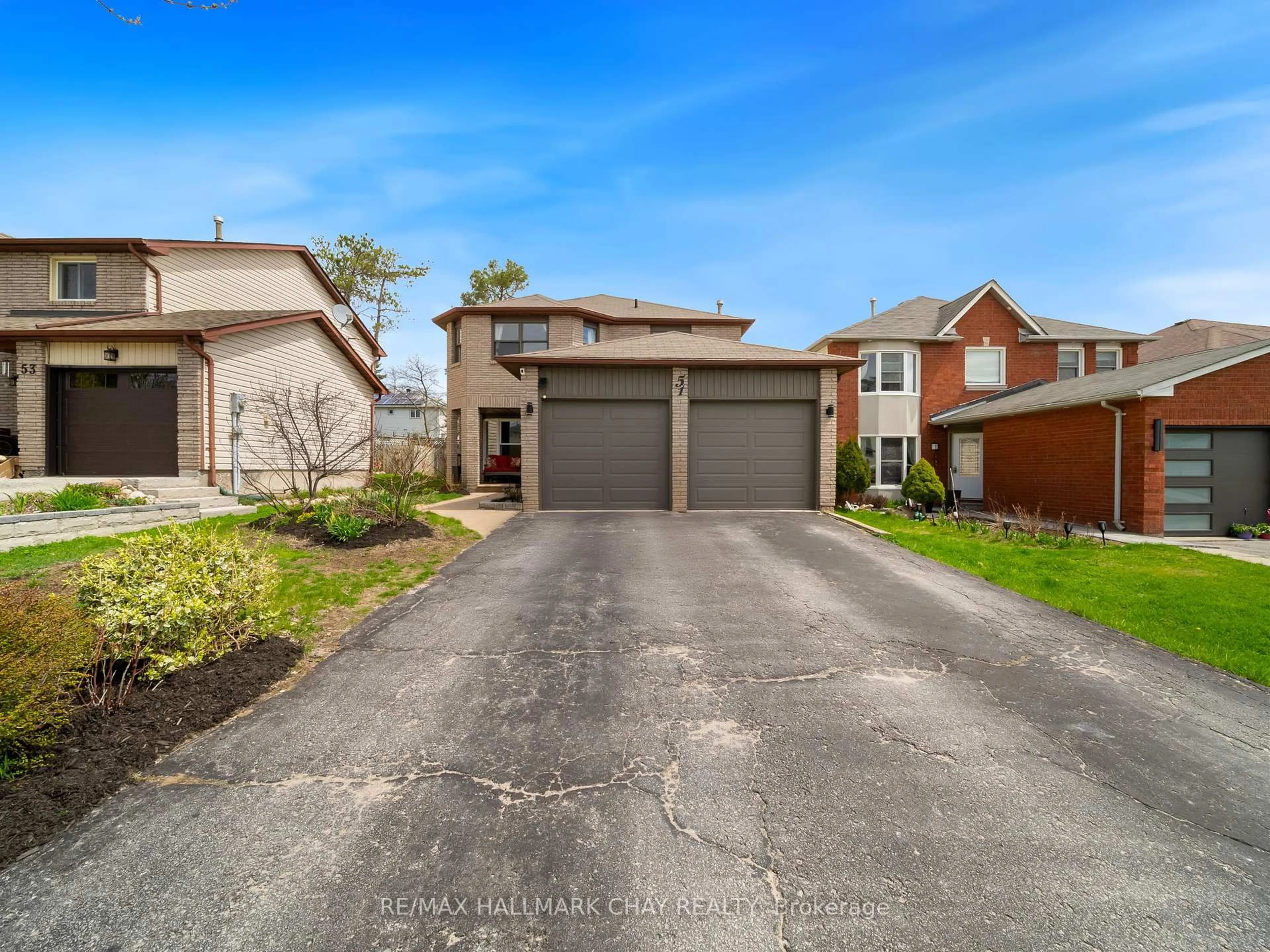 A pic from outside/outdoor area/front of a property/back of a property/a pic from drone, street for 51 SHAKESPEARE Cres, Barrie Ontario L4N 6C1