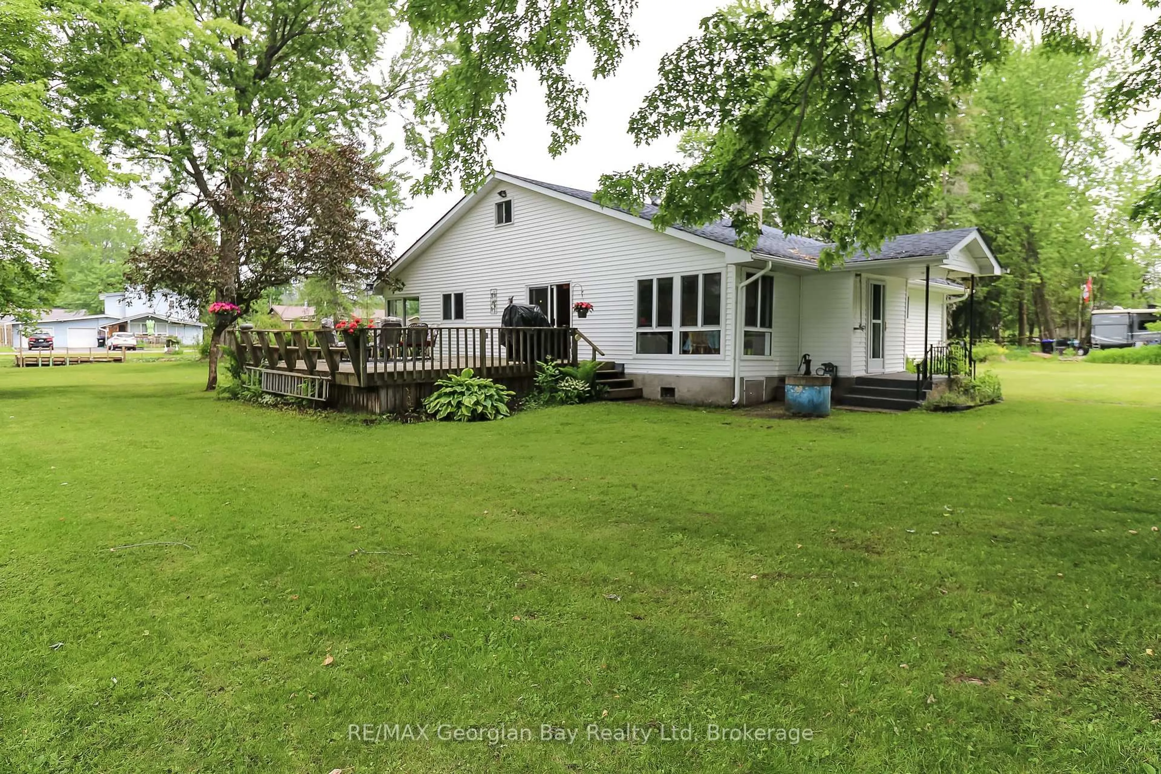 A pic from outside/outdoor area/front of a property/back of a property/a pic from drone, street for 31 Hearthstone Dr, Tay Ontario L0K 2C0