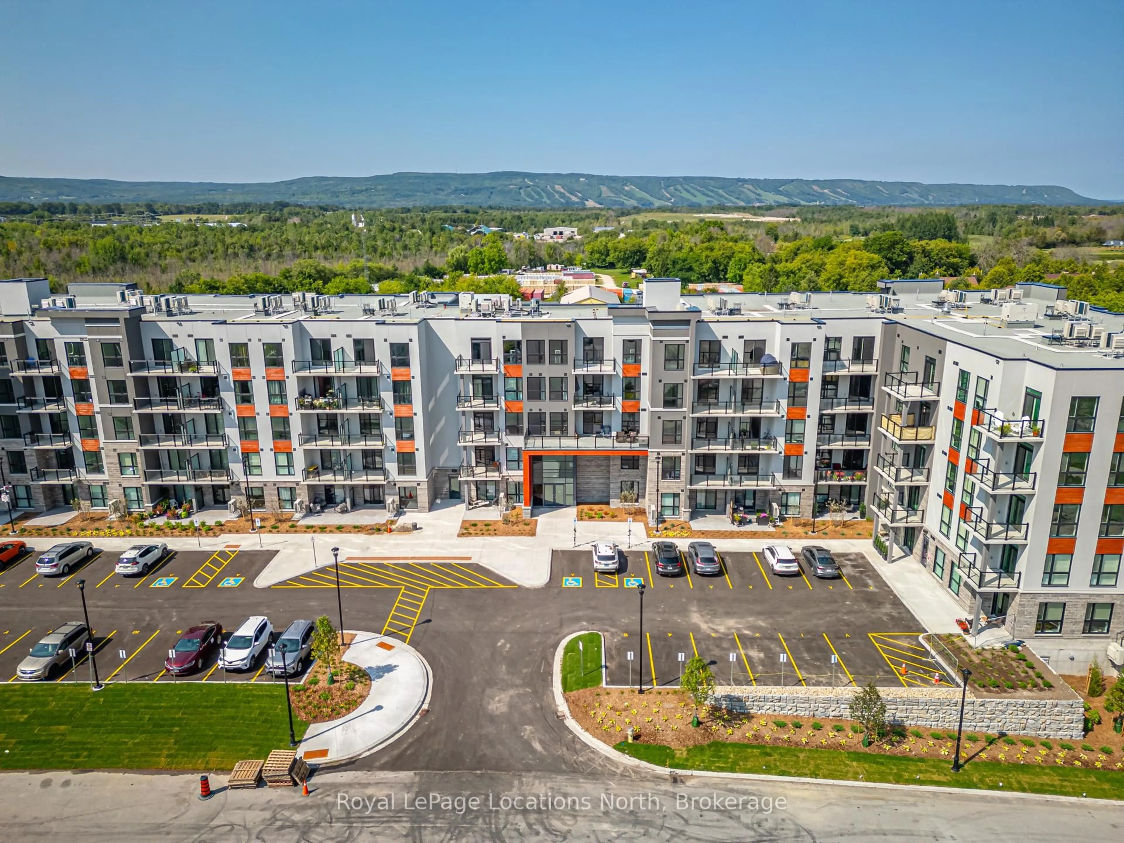 A pic from outside/outdoor area/front of a property/back of a property/a pic from drone, unknown for 4 Kimberly Lane #309, Collingwood Ontario L9Y 5B4