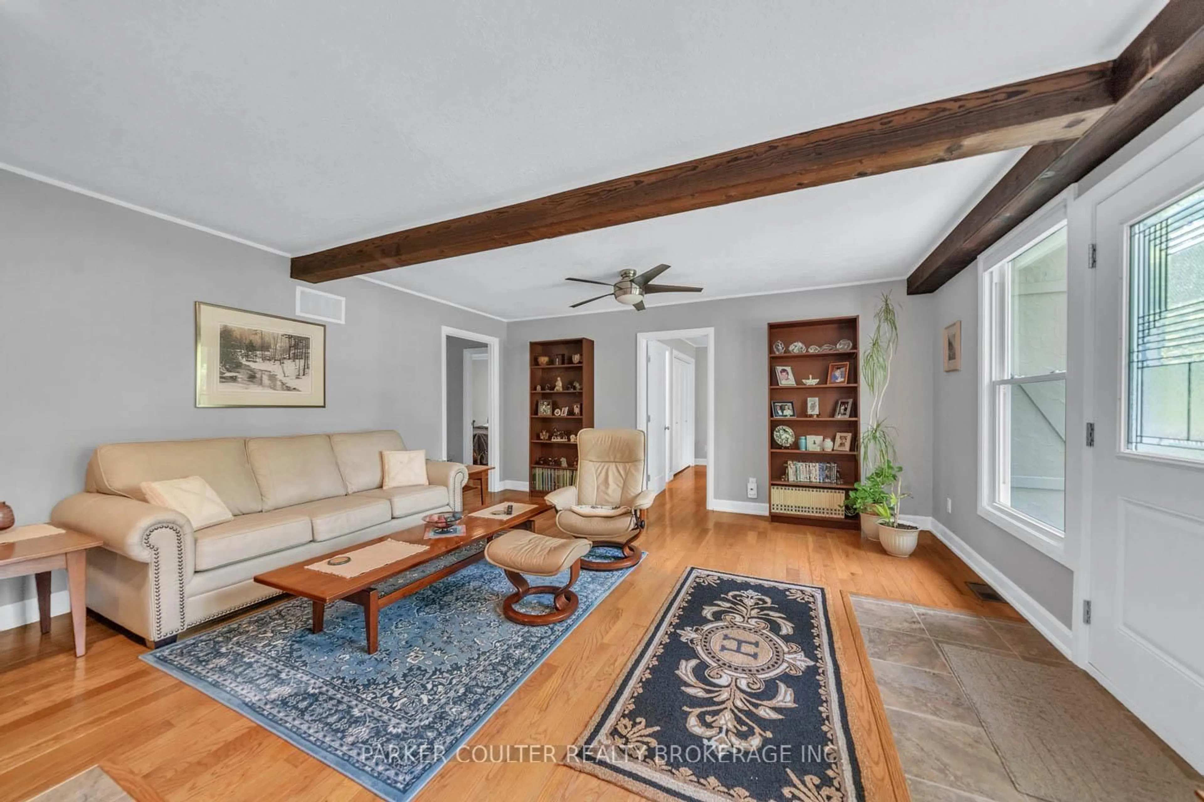 Living room with furniture, unknown for 11 Duquette Crt, Tiny Ontario L9M 0H3