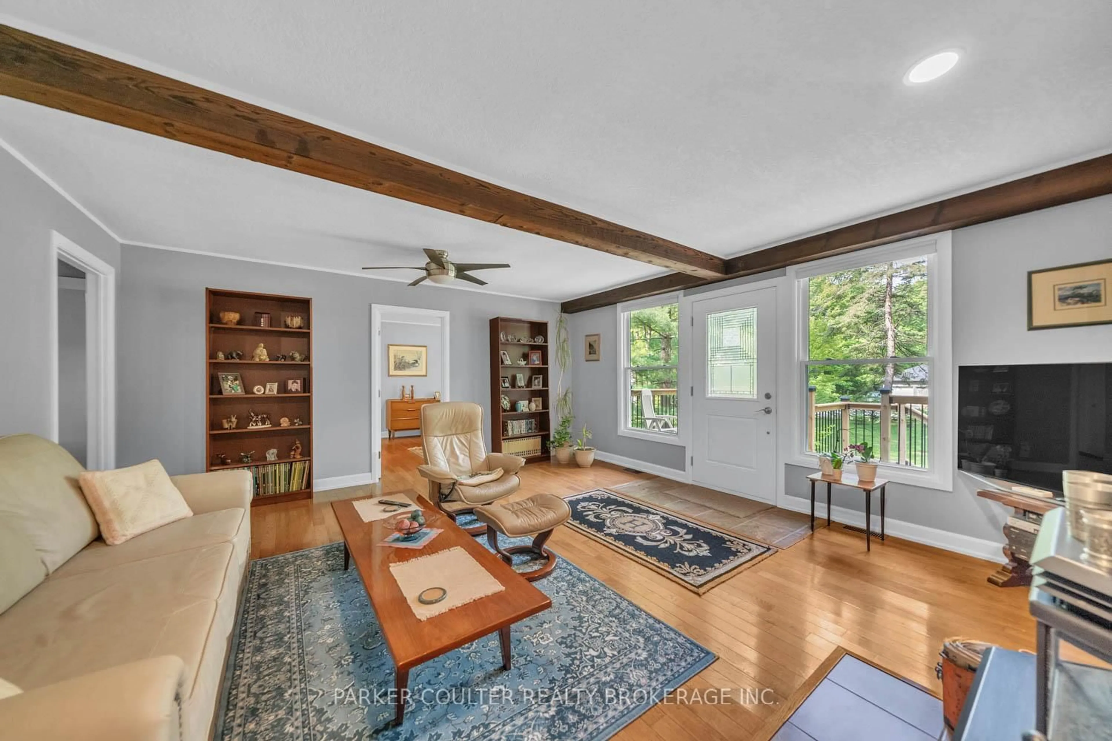 Living room with furniture, unknown for 11 Duquette Crt, Tiny Ontario L9M 0H3