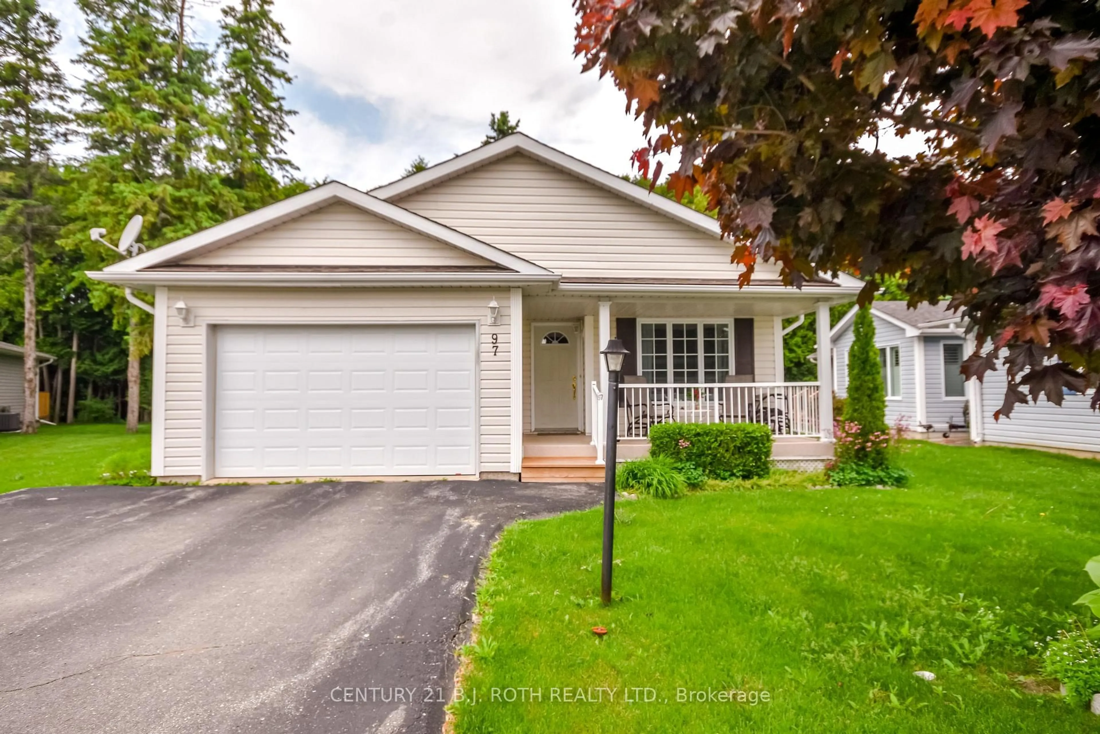 Home with vinyl exterior material, street for 97 Pennsylvania Ave, Wasaga Beach Ontario L9Z 3A6