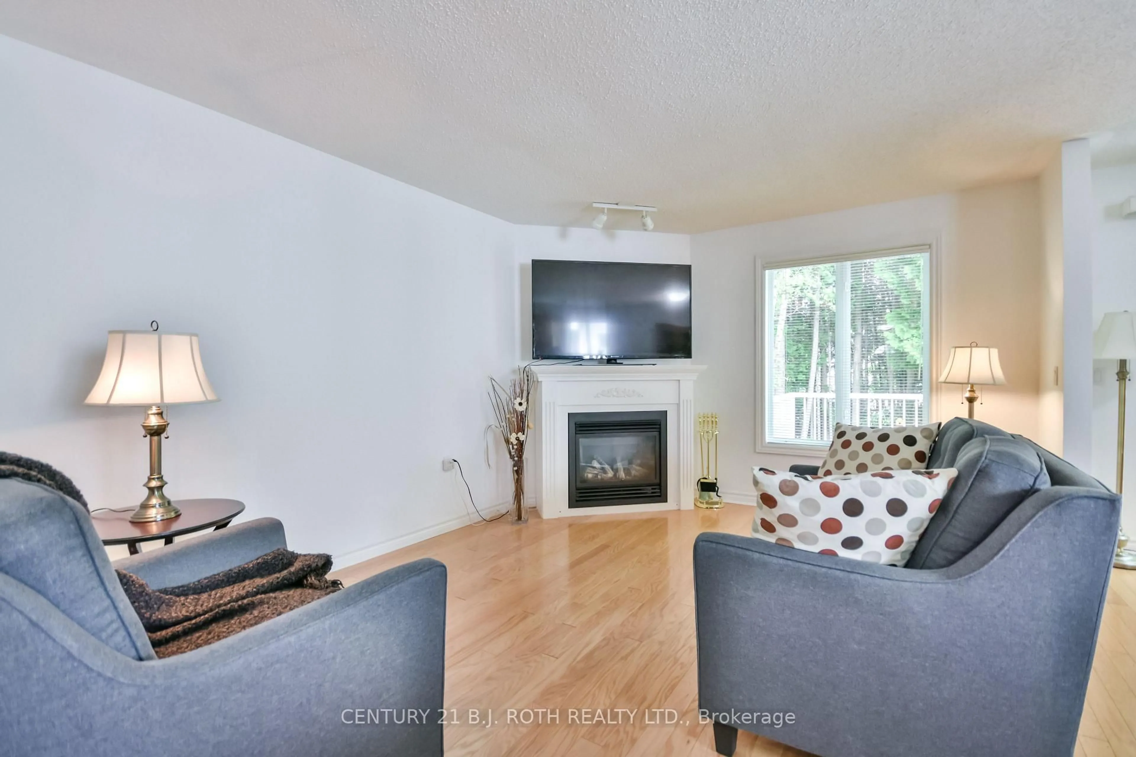 Living room with furniture, wood/laminate floor for 97 Pennsylvania Ave, Wasaga Beach Ontario L9Z 3A6