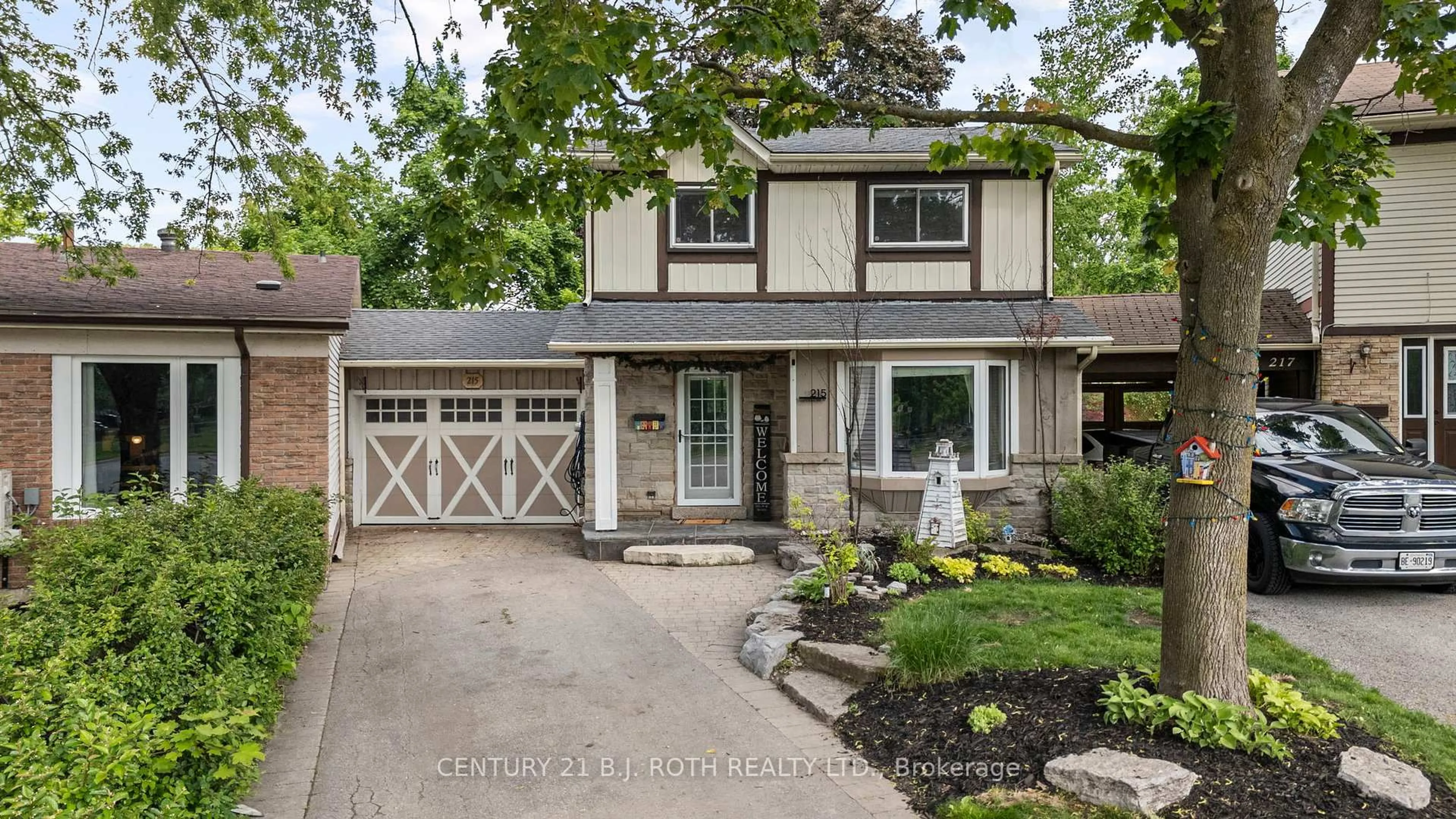 Home with vinyl exterior material, street for 215 CUNDLES Rd, Barrie Ontario L4N 4Y2