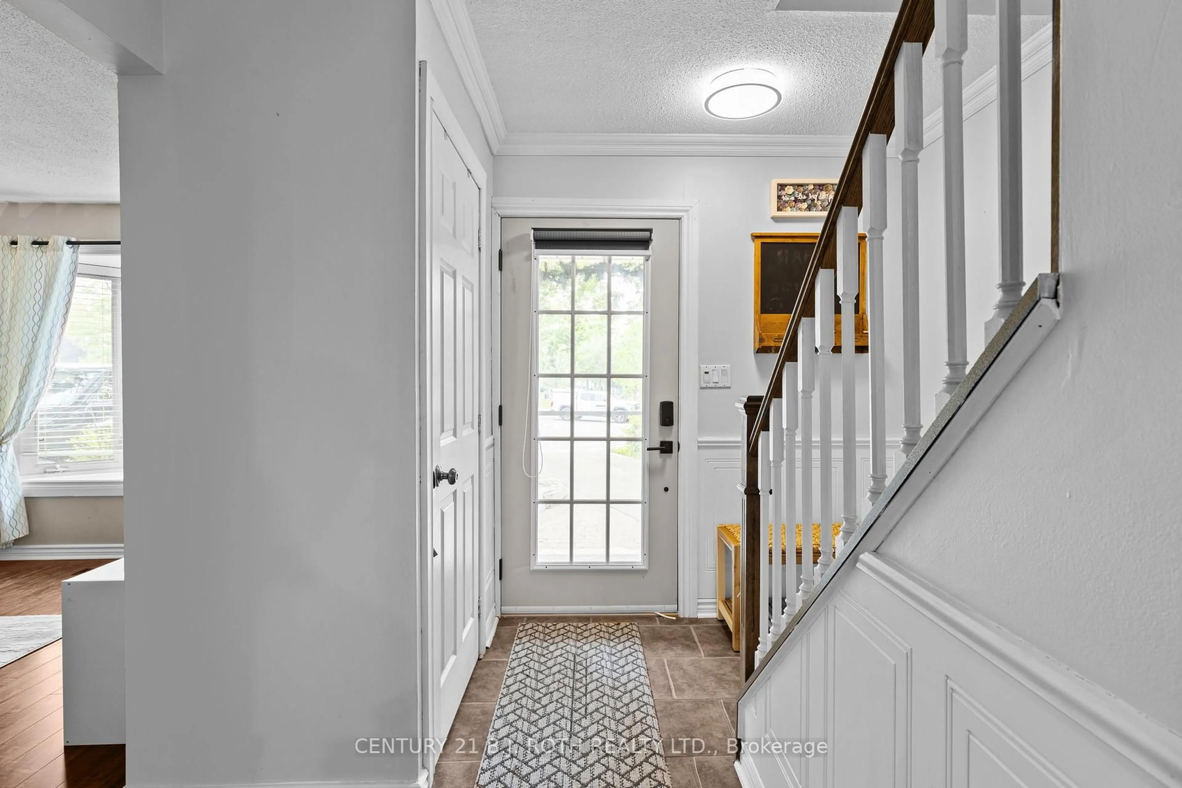 Indoor entryway for 215 CUNDLES Rd, Barrie Ontario L4N 4Y2