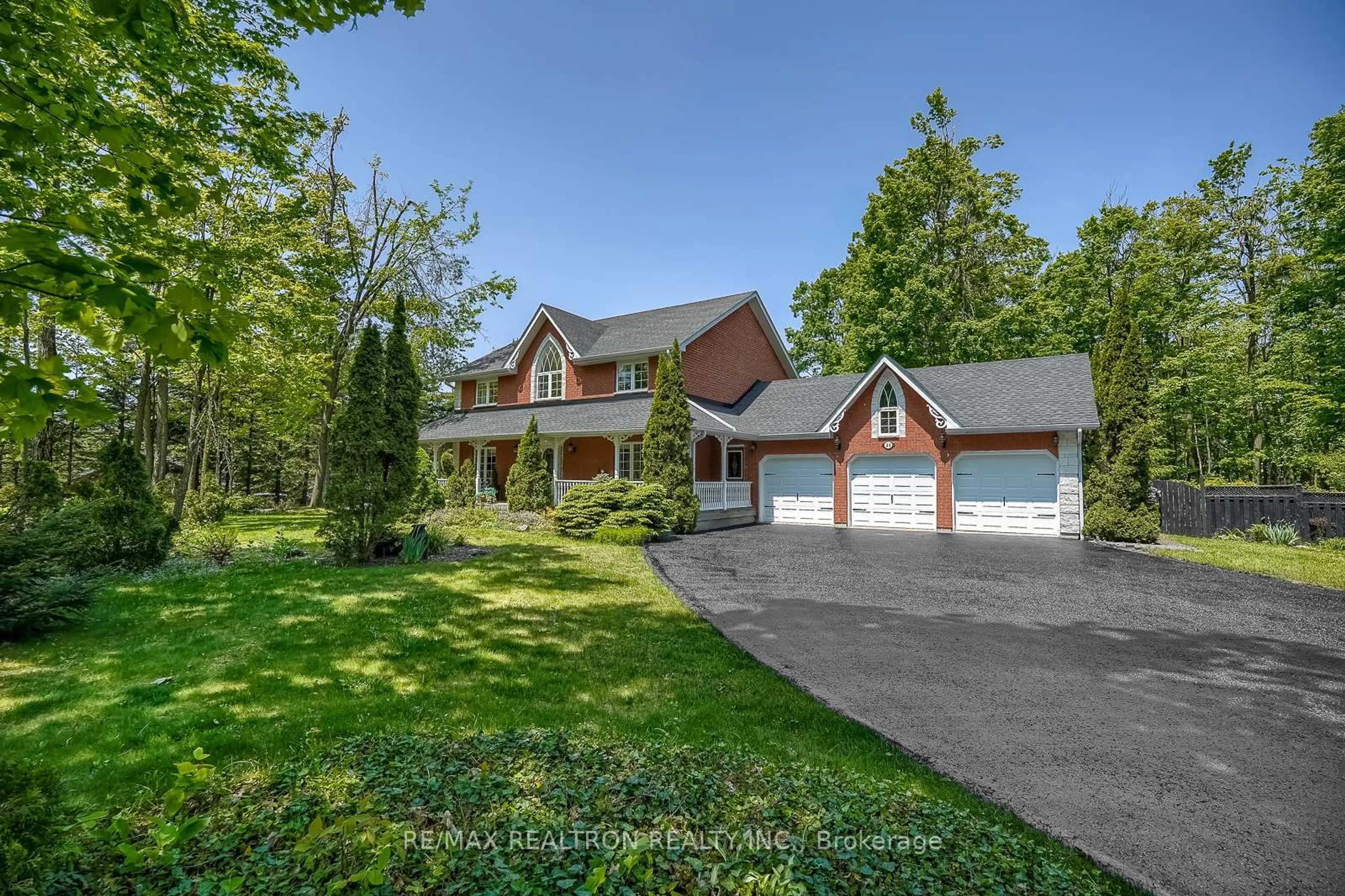 A pic from outside/outdoor area/front of a property/back of a property/a pic from drone, unknown for 20 Green Mountain Crt, Oro-Medonte Ontario L0L 2L0