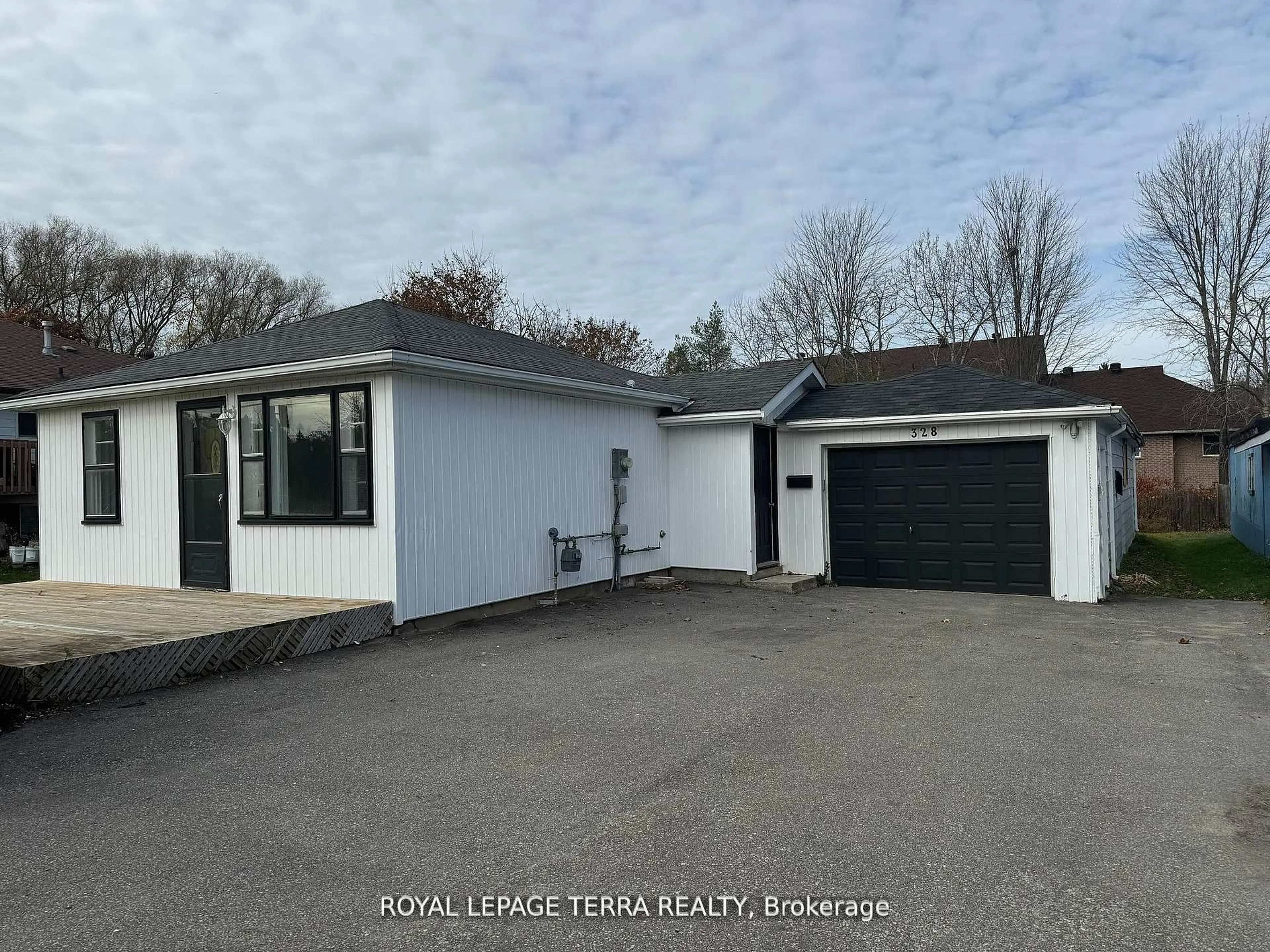 A pic from outside/outdoor area/front of a property/back of a property/a pic from drone, street for 328 Little Ave, Barrie Ontario L4N 2Z6