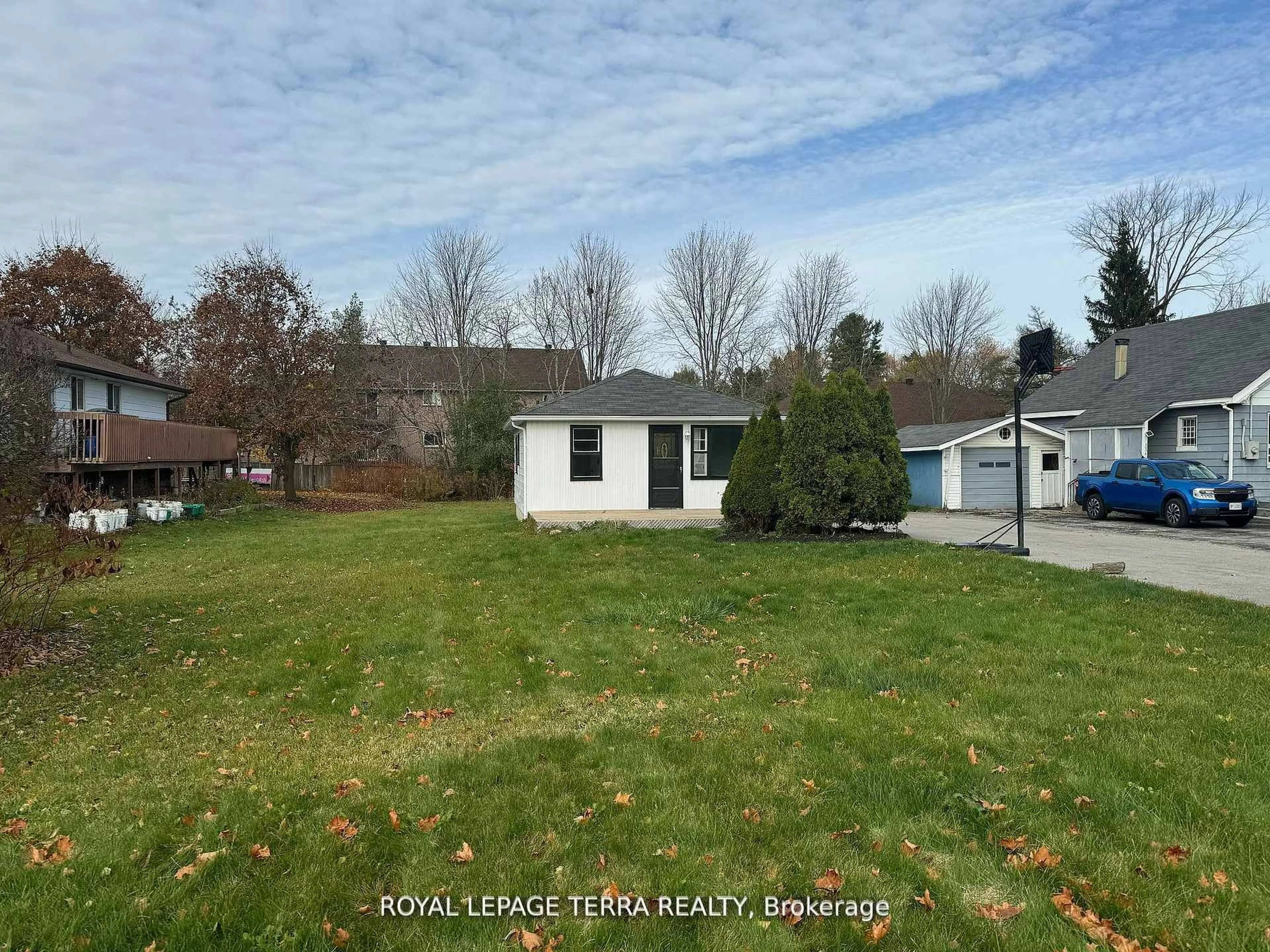 A pic from outside/outdoor area/front of a property/back of a property/a pic from drone, unknown for 328 Little Ave, Barrie Ontario L4N 2Z6