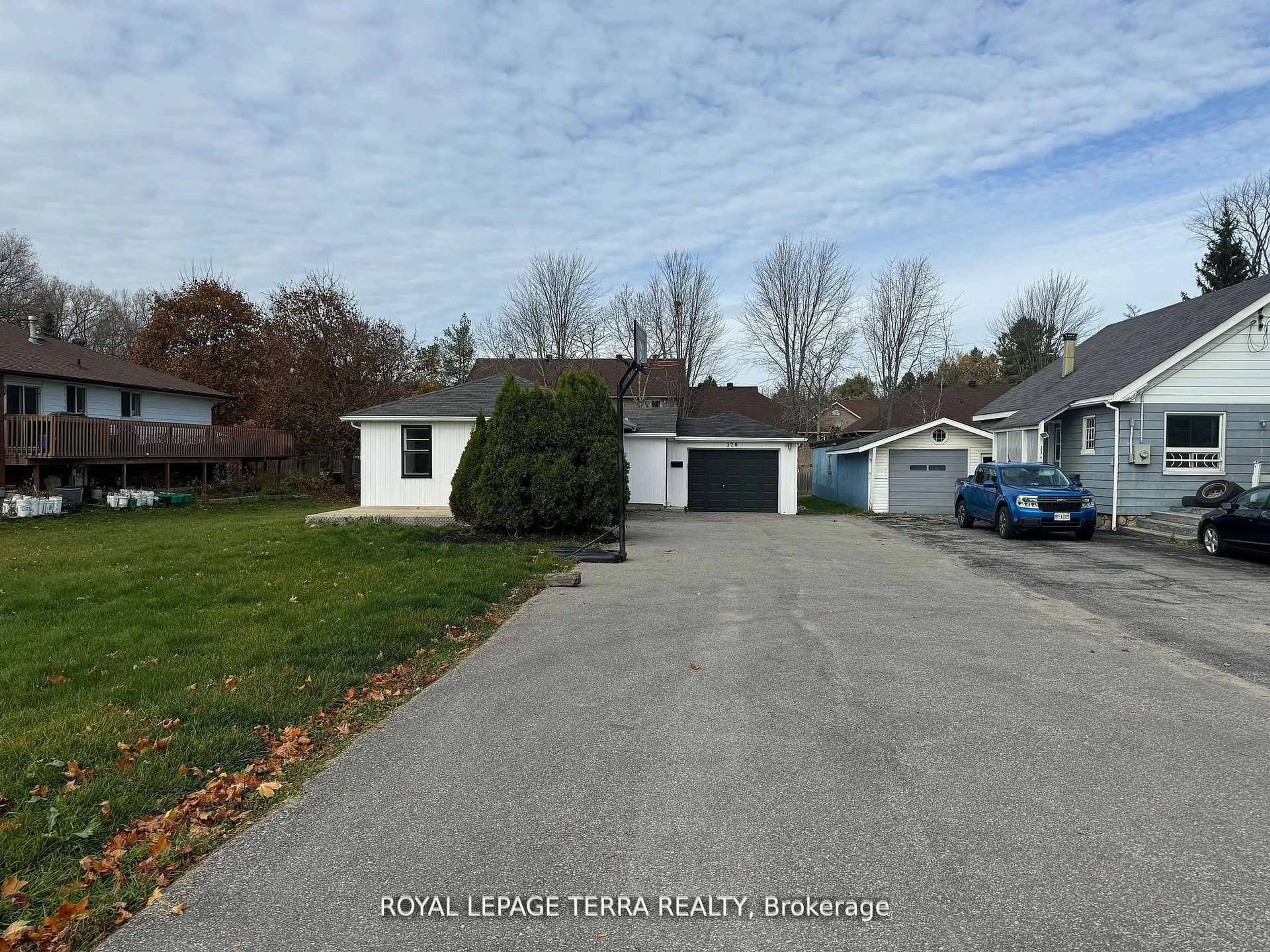 A pic from outside/outdoor area/front of a property/back of a property/a pic from drone, street for 328 Little Ave, Barrie Ontario L4N 2Z6