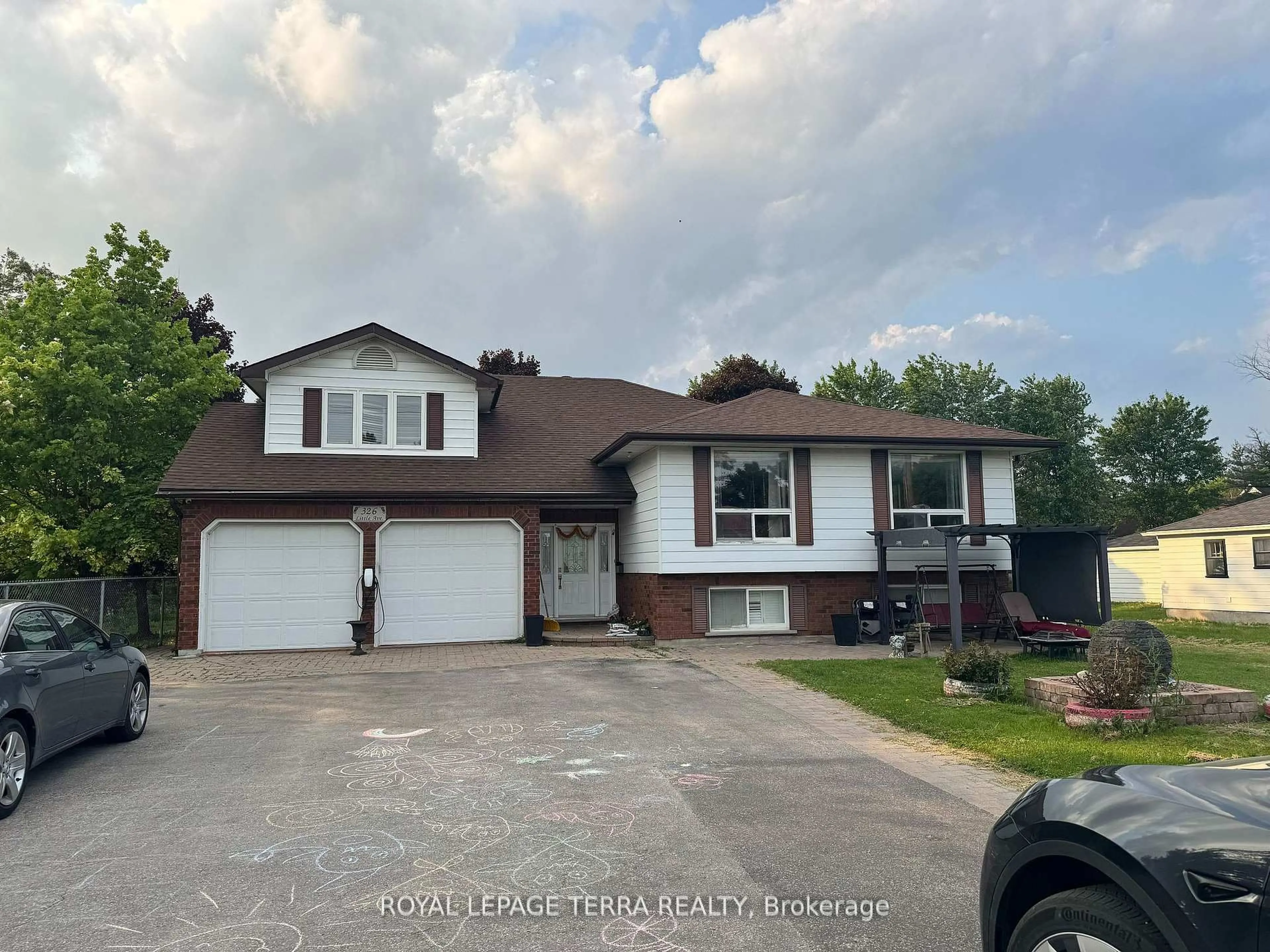 Home with vinyl exterior material, street for 326 Little Ave, Barrie Ontario L4N 2Z6