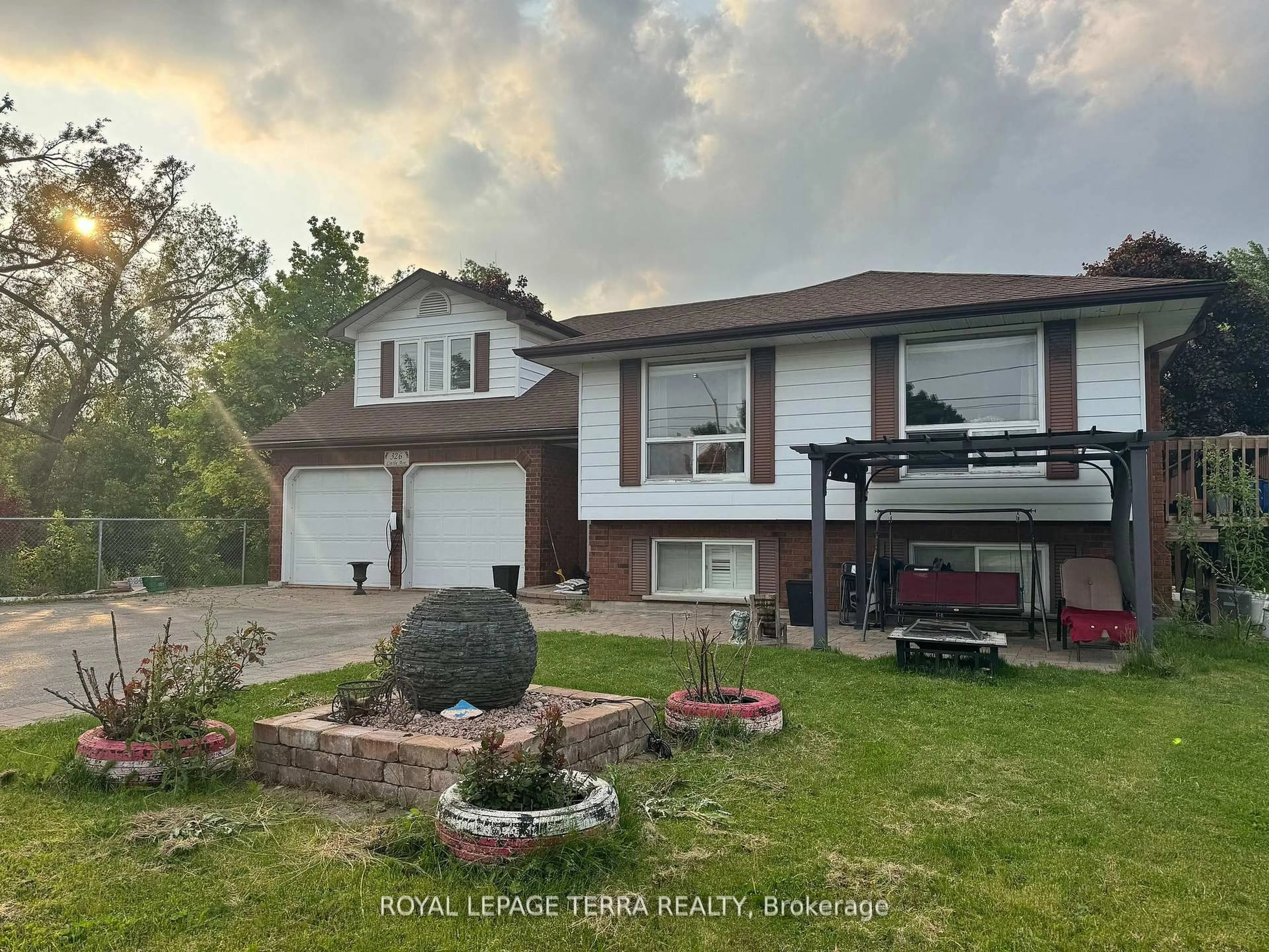 Home with vinyl exterior material, street for 326 Little Ave, Barrie Ontario L4N 2Z6