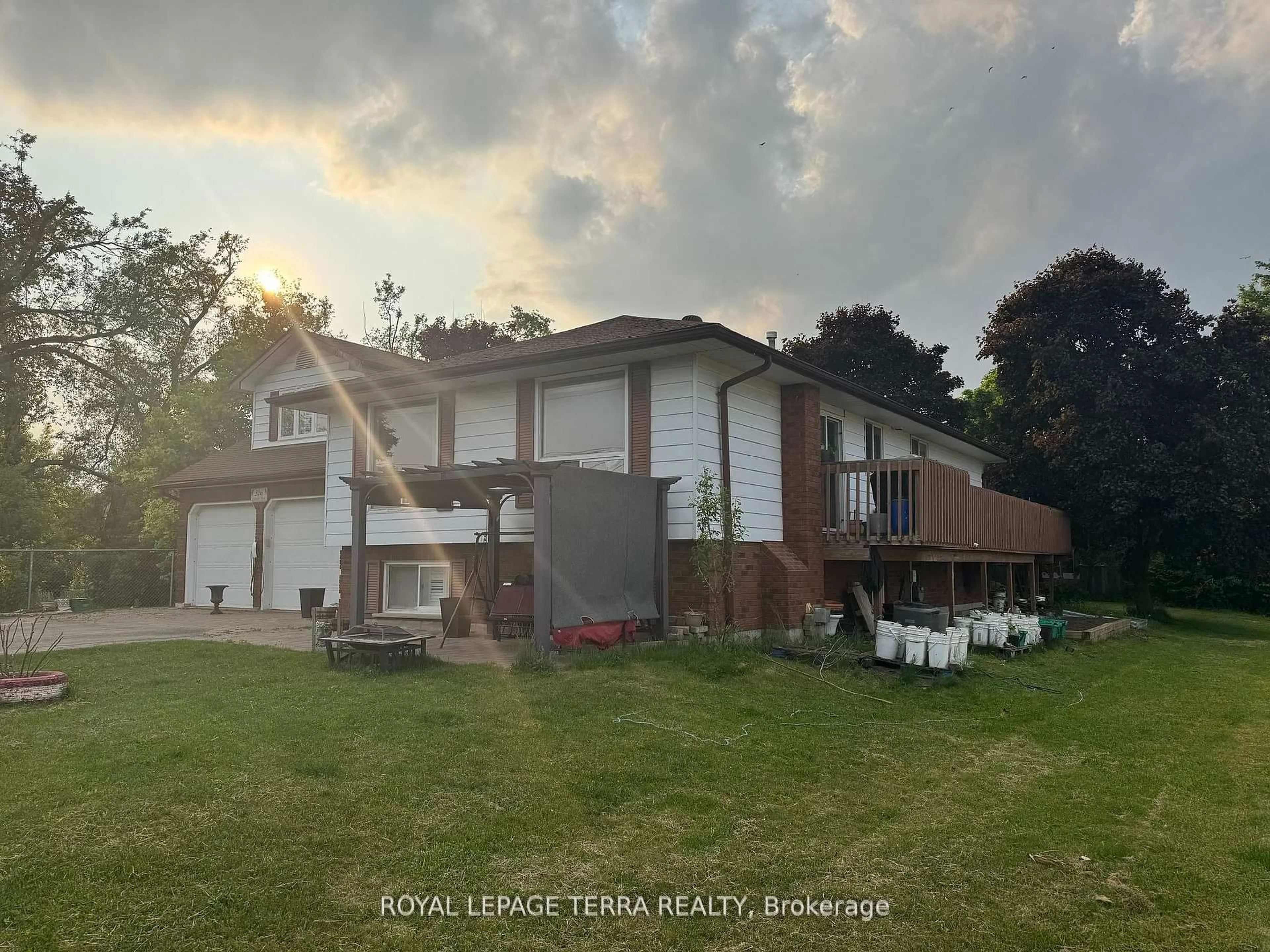 A pic from outside/outdoor area/front of a property/back of a property/a pic from drone, unknown for 326 Little Ave, Barrie Ontario L4N 2Z6