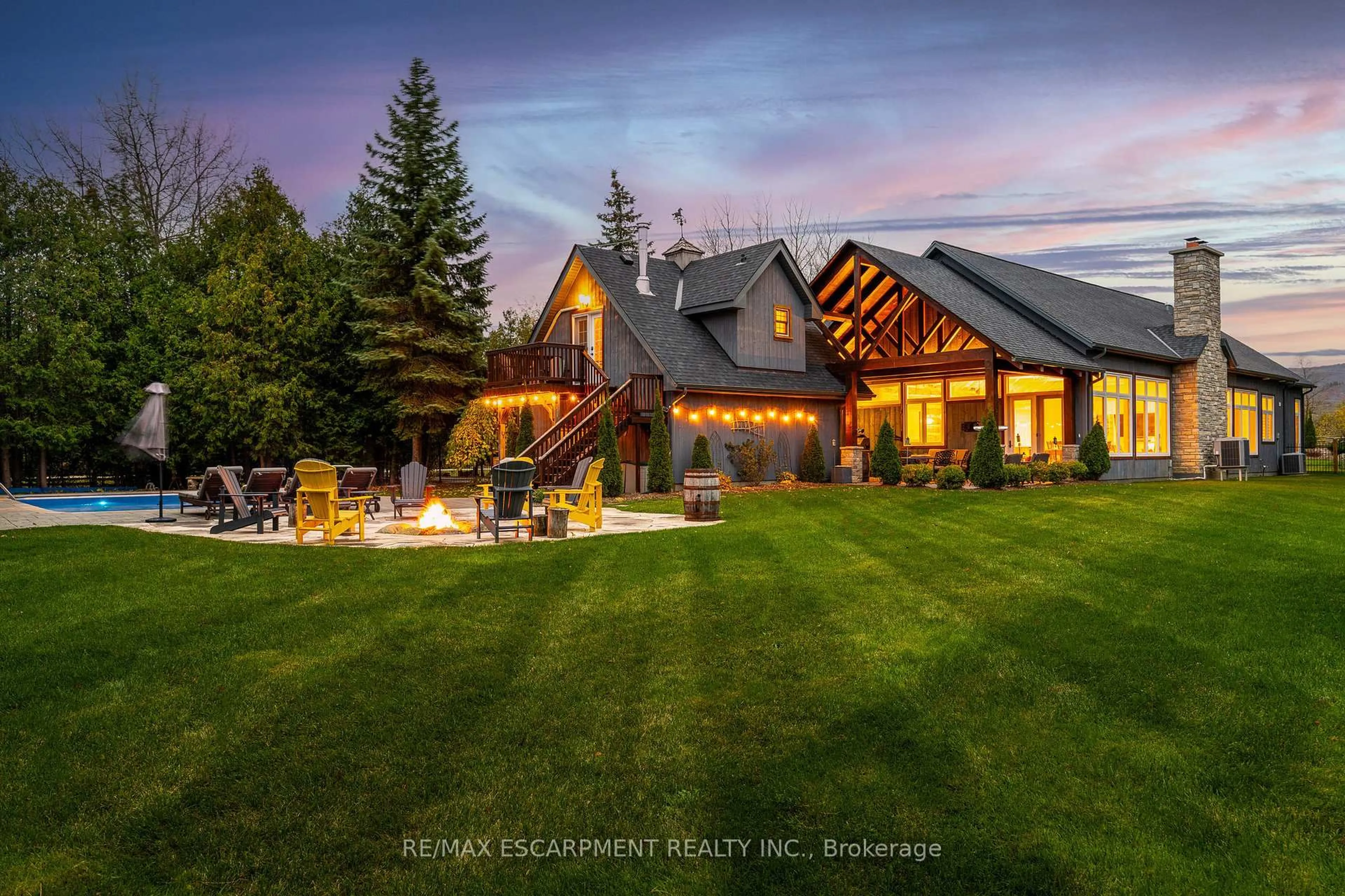 A pic from outside/outdoor area/front of a property/back of a property/a pic from drone, mountain view for 4 BUCKINGHAM Blvd, Collingwood Ontario L9Y 3Y9