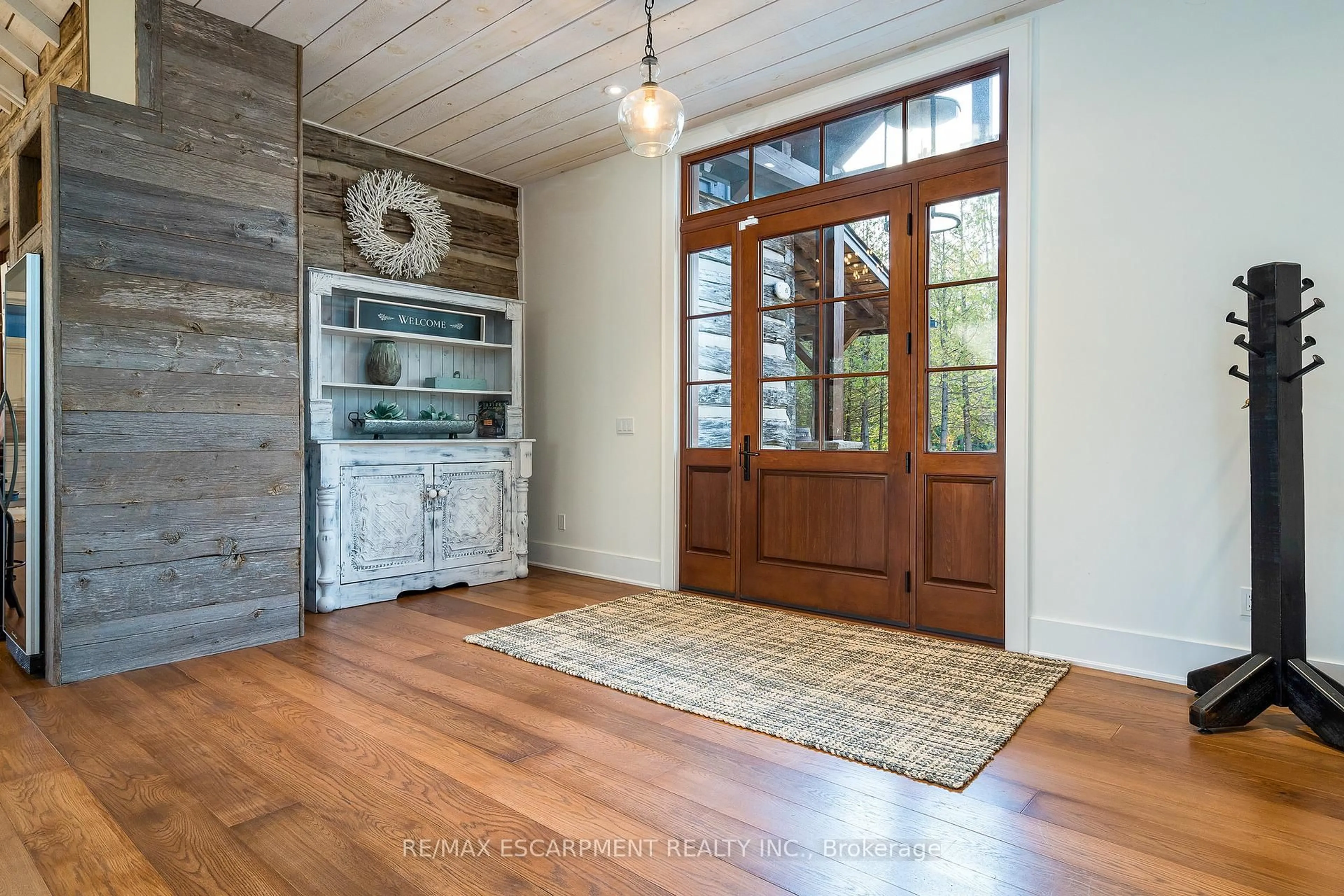 Indoor entryway for 4 BUCKINGHAM Blvd, Collingwood Ontario L9Y 3Y9
