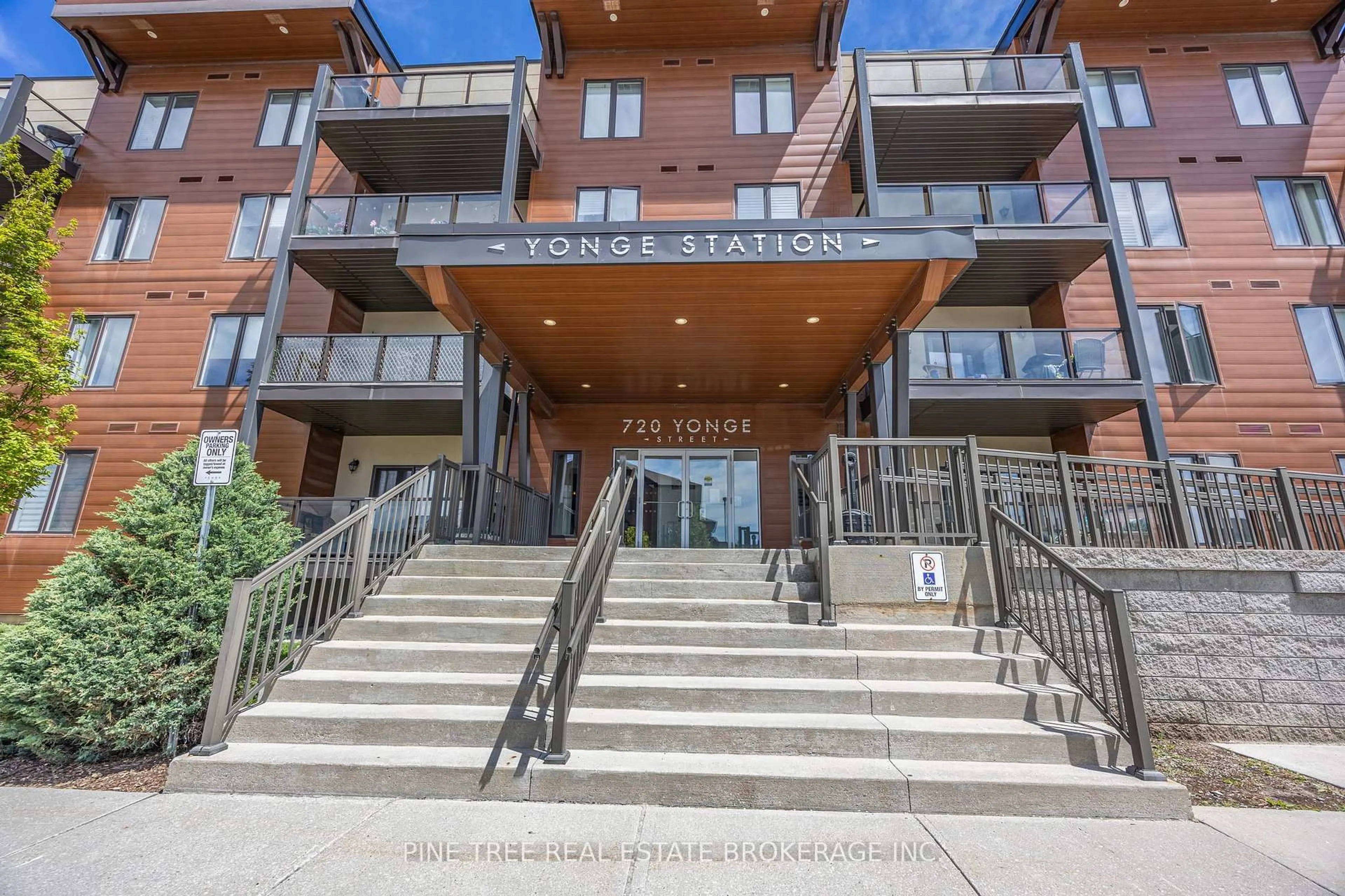 Indoor foyer for 720 Yonge St #205, Barrie Ontario L0K 1S0