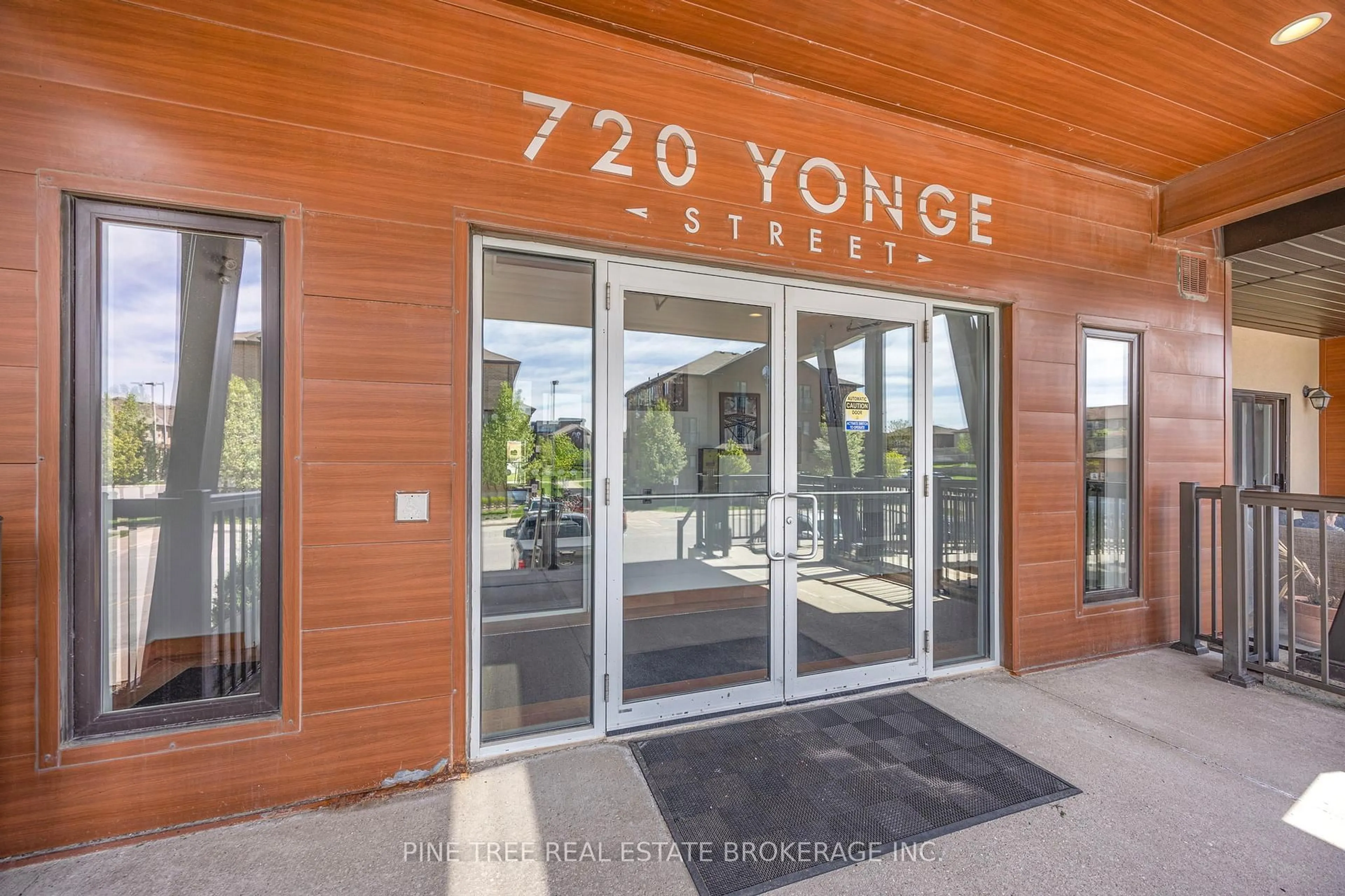 Indoor foyer for 720 Yonge St #205, Barrie Ontario L0K 1S0
