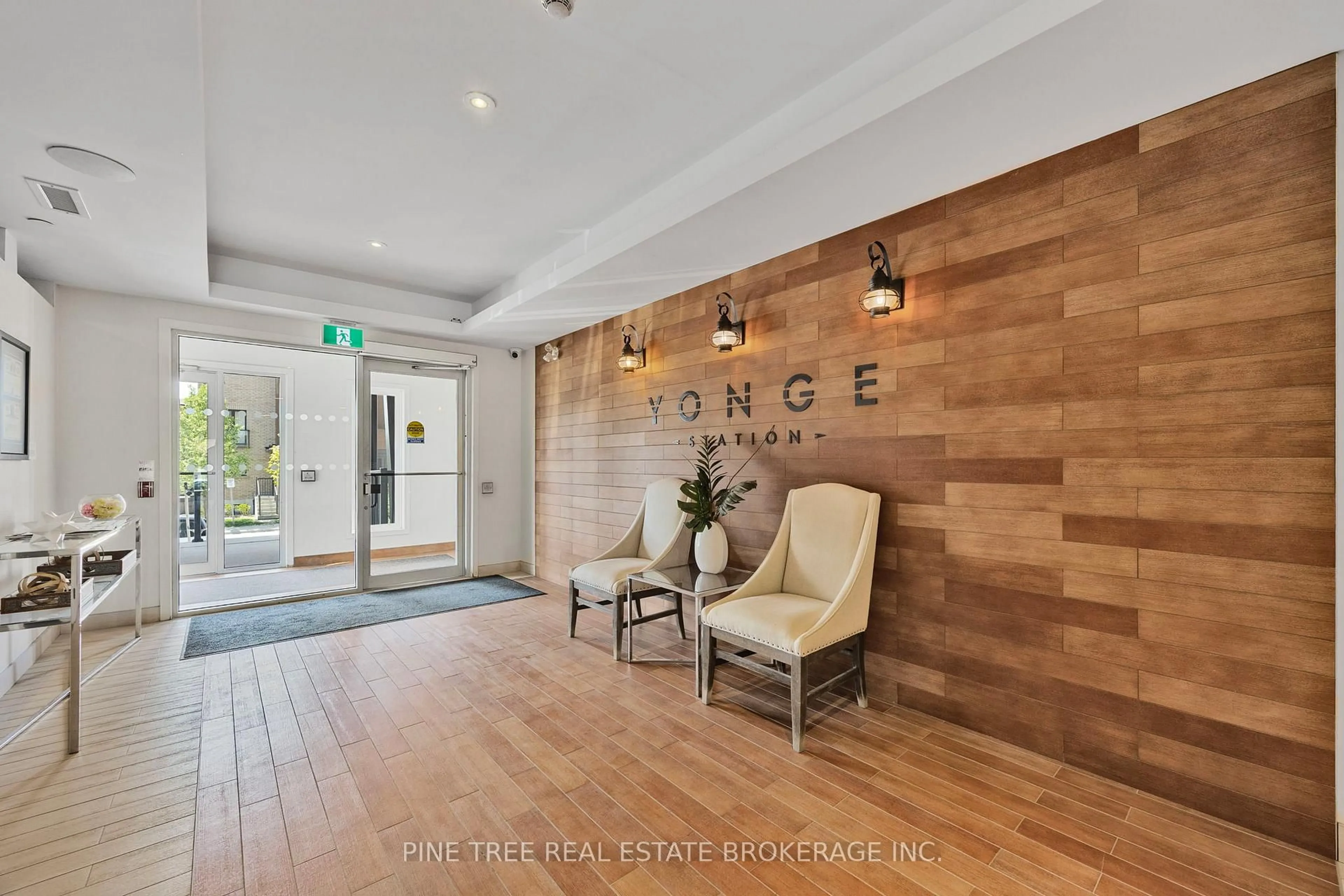 Indoor foyer for 720 Yonge St #205, Barrie Ontario L0K 1S0