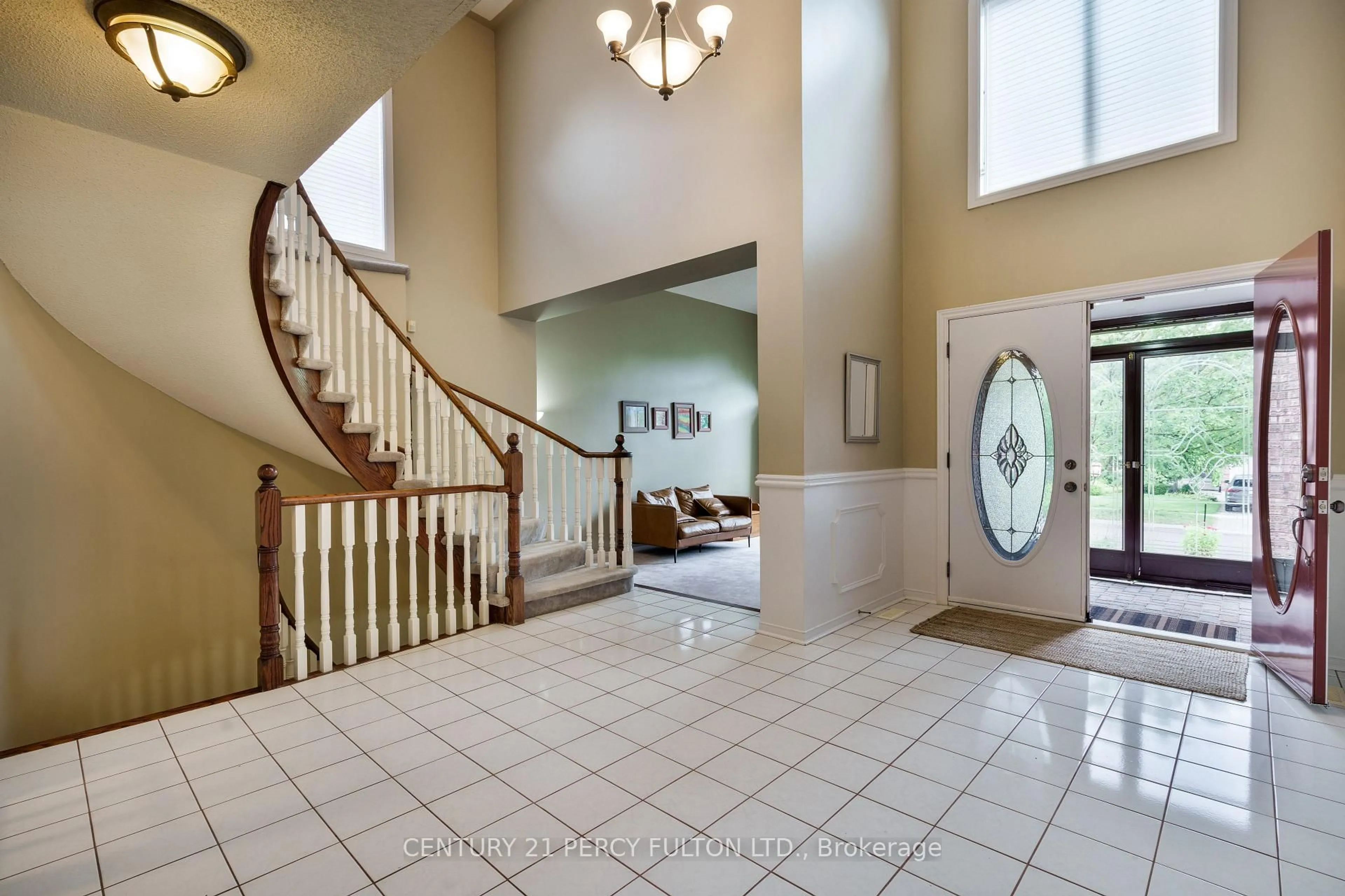 Indoor foyer for 54 Cityview Circ, Barrie Ontario L4N 7V1